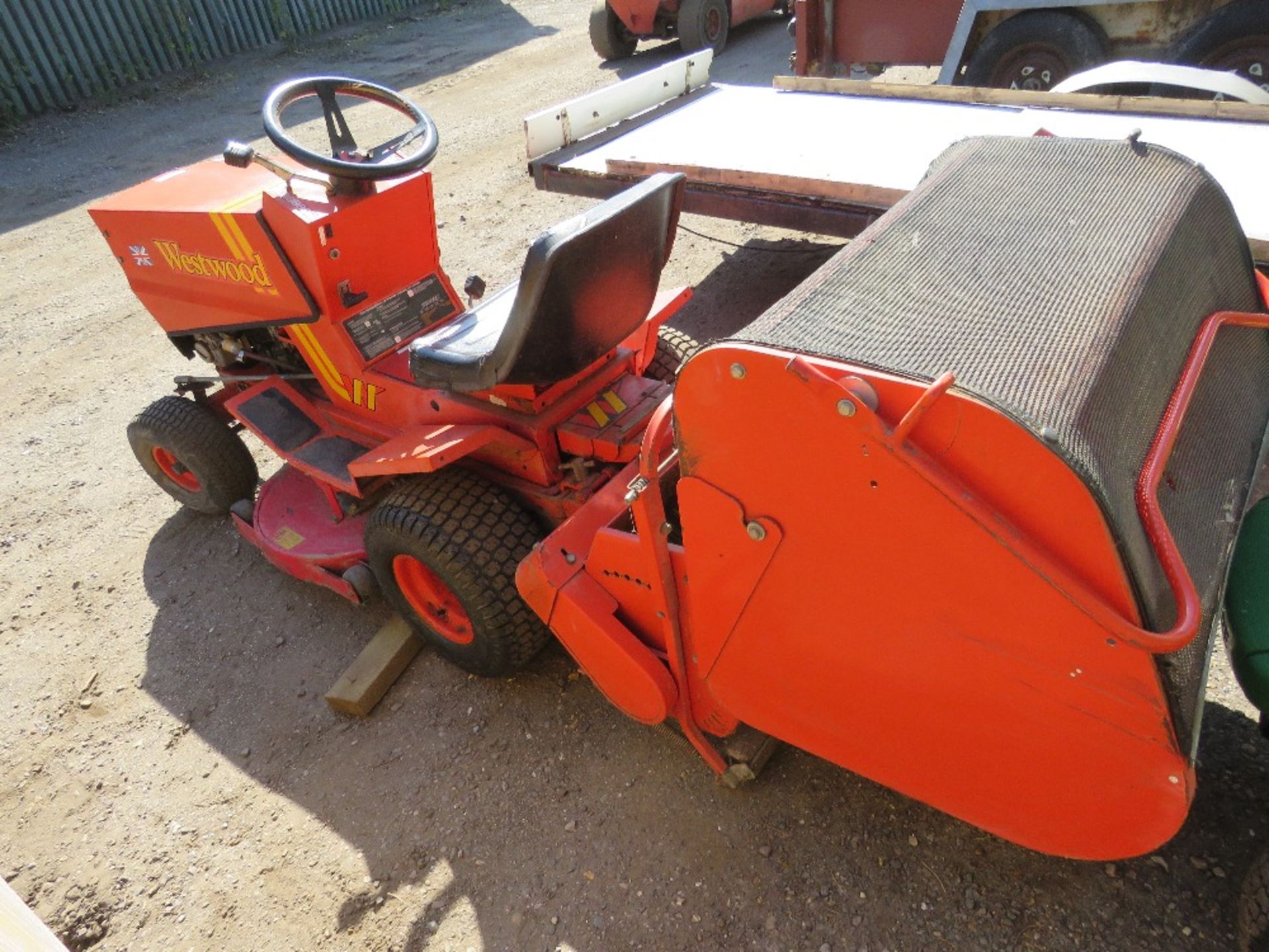 WESTWOOD RIDE ON MOWER WITH COLLECTOR. WHEN TESTED WAS SEEN TO START, DRIVE, MOWERS ENGAGED AND REAR - Image 4 of 9