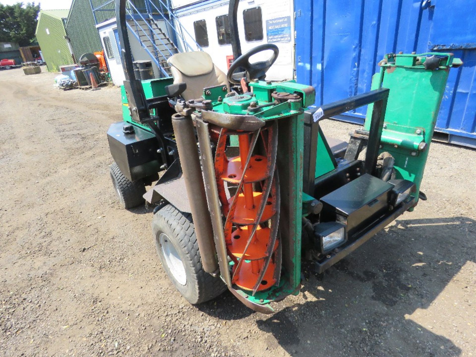 RANSOMES PARKWAY 2250+ TRIPLE RIDE ON MOWER, 4WD, MAGNA 250 HEADS FITTED. 3935 REC HOURS. DIRECT FRO - Image 2 of 12
