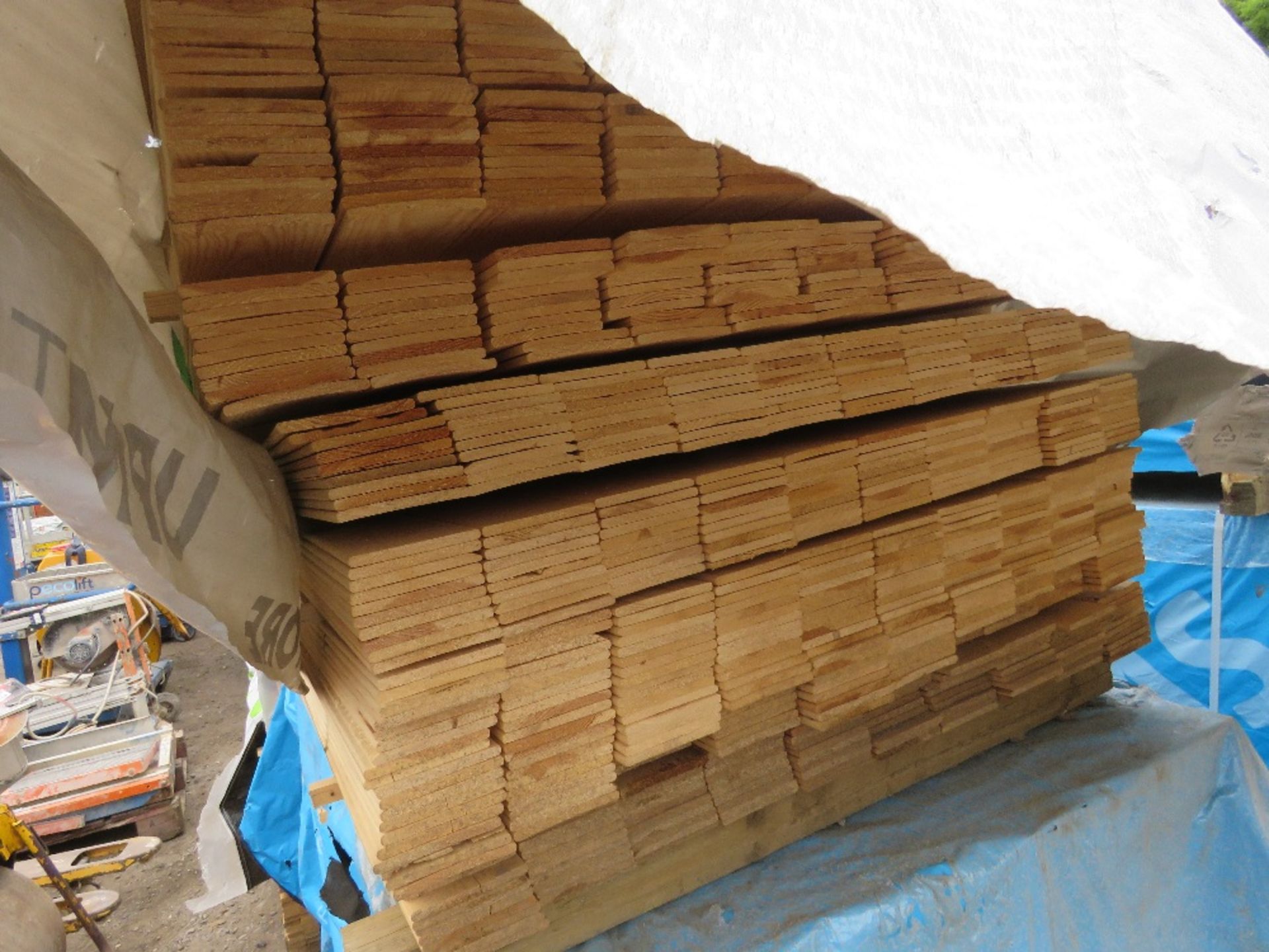 EXTRA LARGE PACK OF HIT AND MISS FENCE CLADDING BOARDS: 1.57M LENGTH X 100MM WIDTH APPROX. - Image 3 of 3