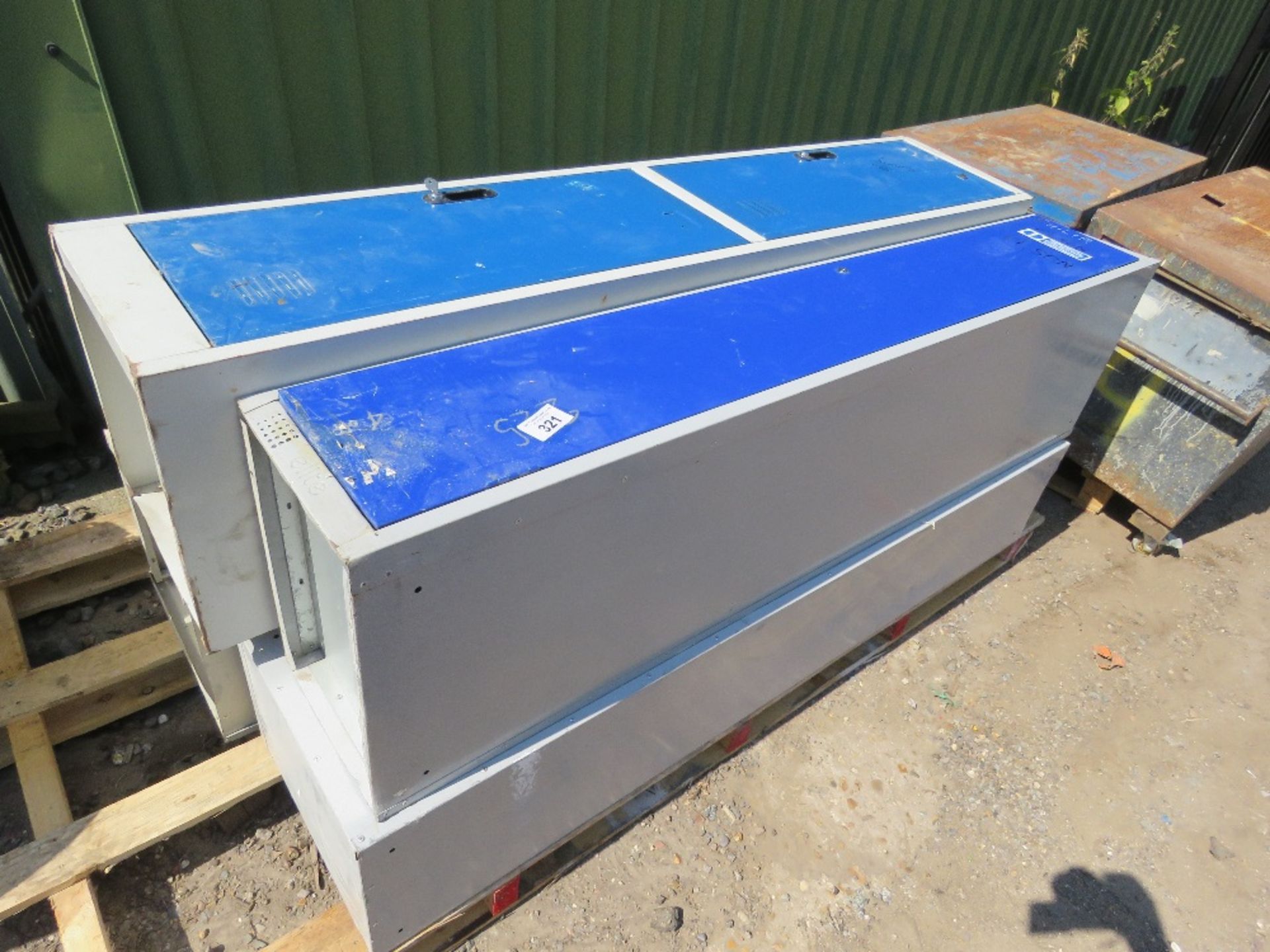 4 X STEEL CLOTHES LOCKERS. THIS LOT IS SOLD UNDER THE AUCTIONEERS MARGIN SCHEME, THEREFORE NO VAT