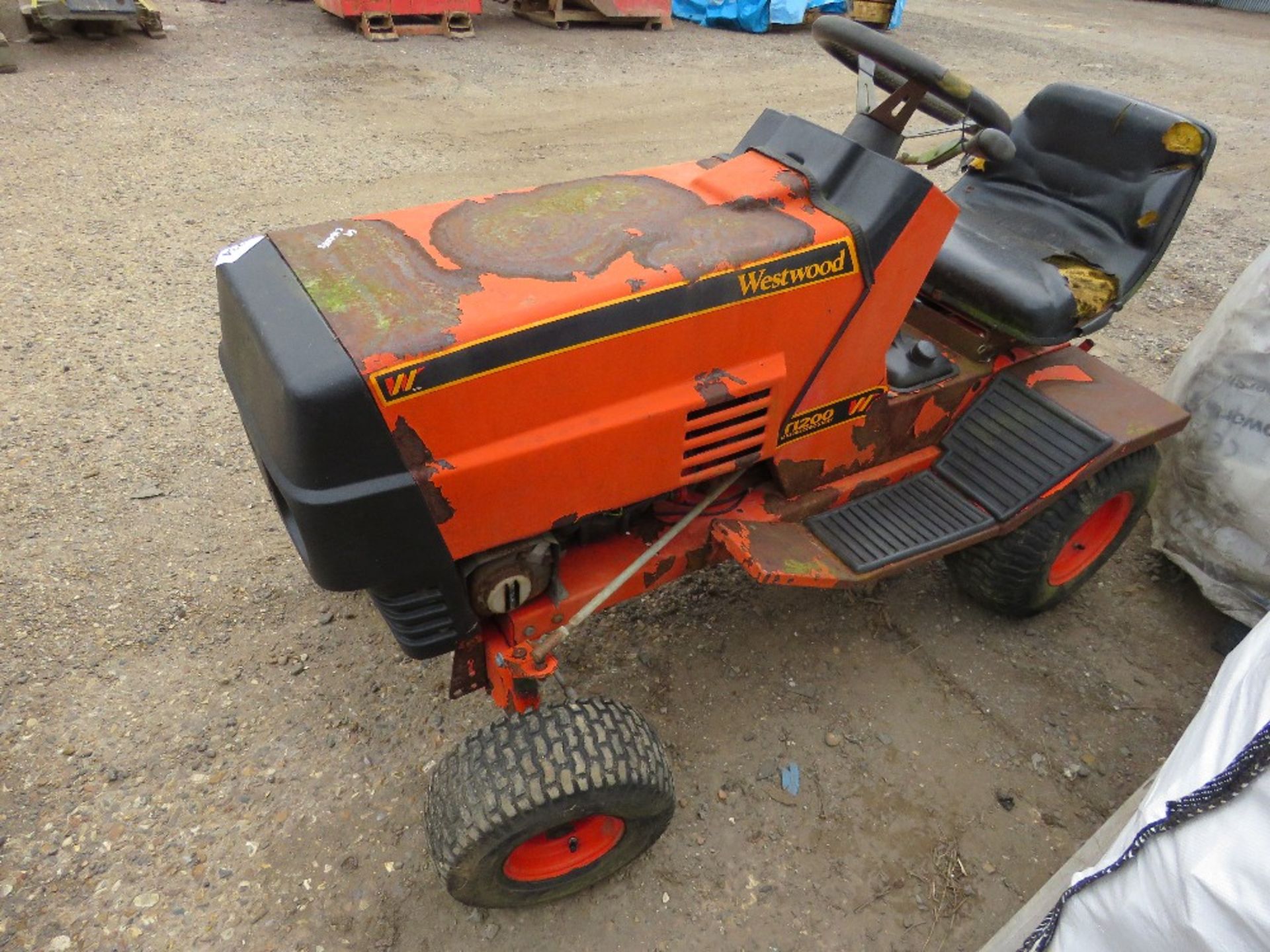 WESTWOOD RIDE ON MOWER TRACTOR, NO DECK. - Image 2 of 5