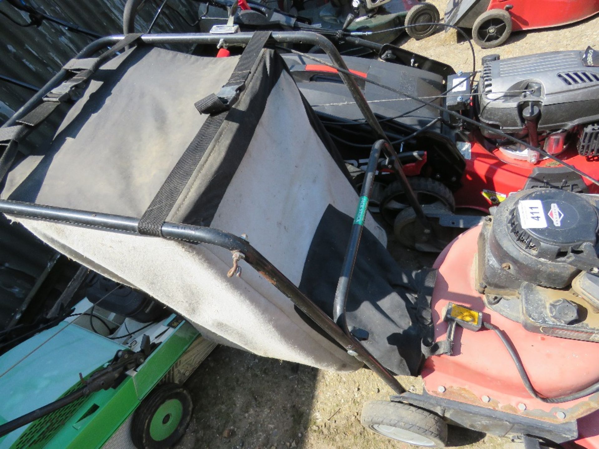 PETROL ENGINED LEAF VACUUM TROLLEY. THIS LOT IS SOLD UNDER THE AUCTIONEERS MARGIN SCHEME, THEREFO - Image 2 of 3