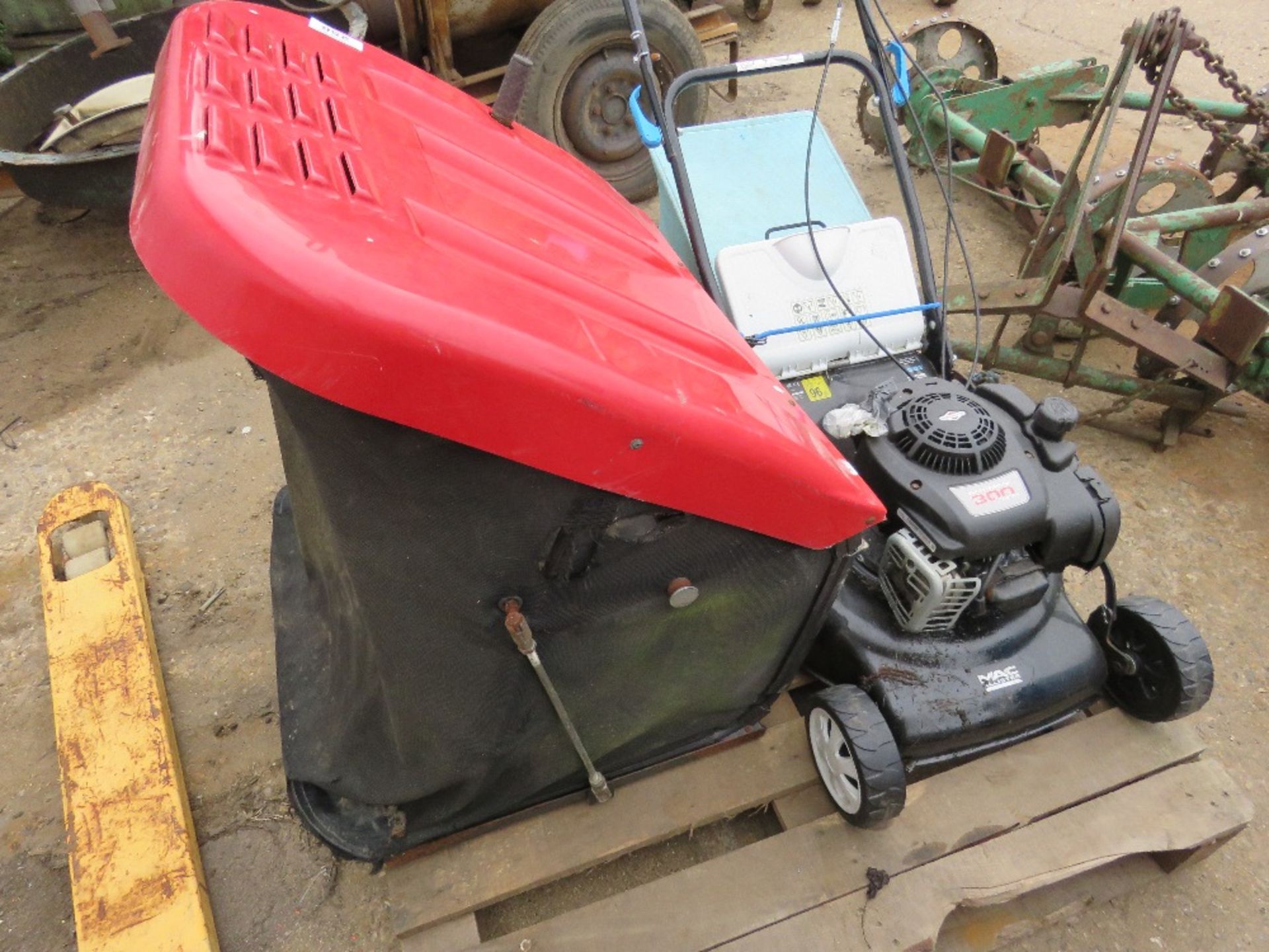 MAC PETROL ENGINED MOWER. THIS LOT IS SOLD UNDER THE AUCTIONEERS MARGIN SCHEME, THEREFORE NO VAT - Image 4 of 6