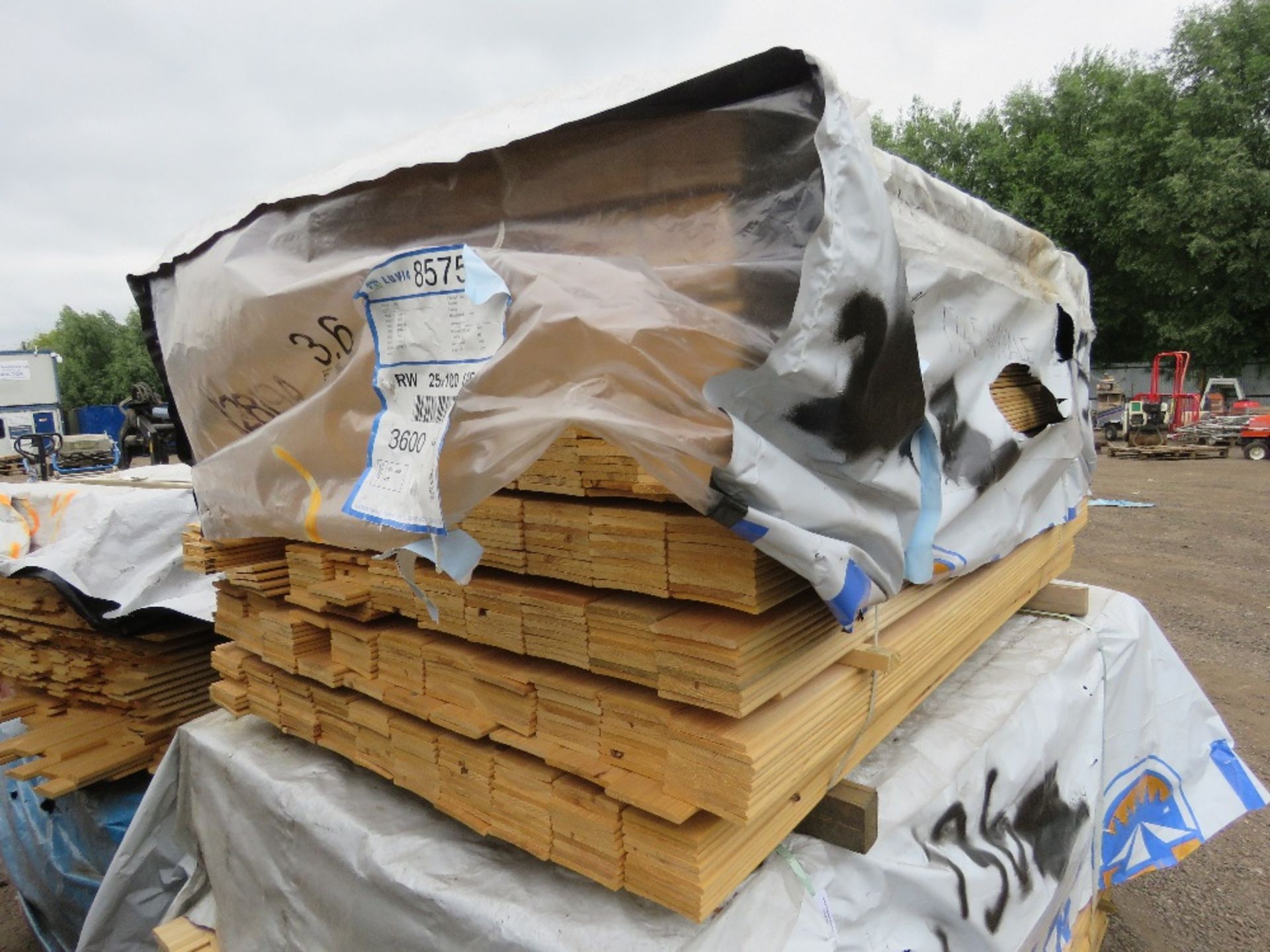 LARGE PACK OF HIT AND MISS FENCE CLADDING BOARDS: 1.75M LENGTH X 100MM WIDTH APPROX.