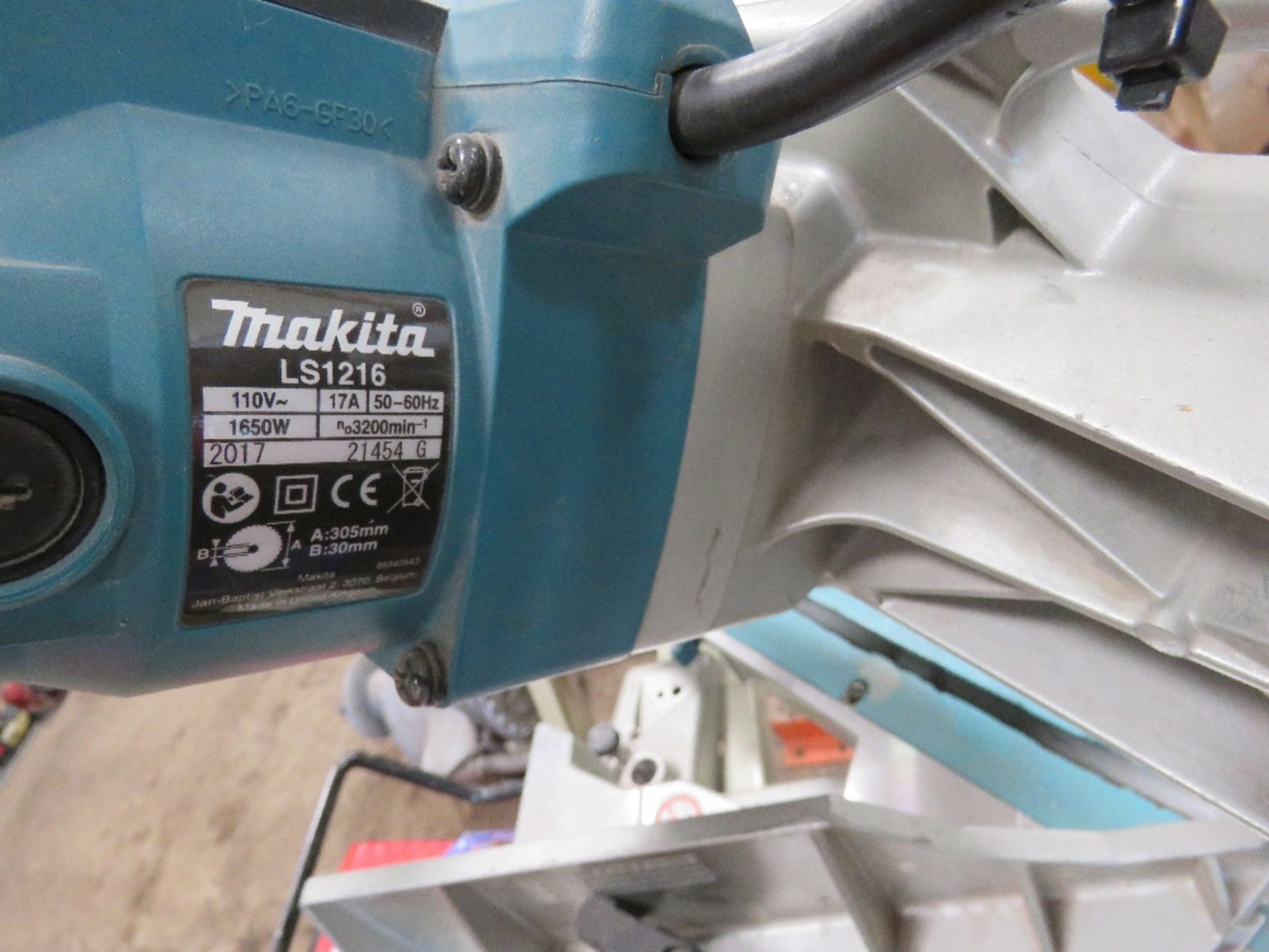 MAKITA SLIDING HEAD MITRE SAW WITH A STAND, 110VOLT POWERED. - Image 4 of 4