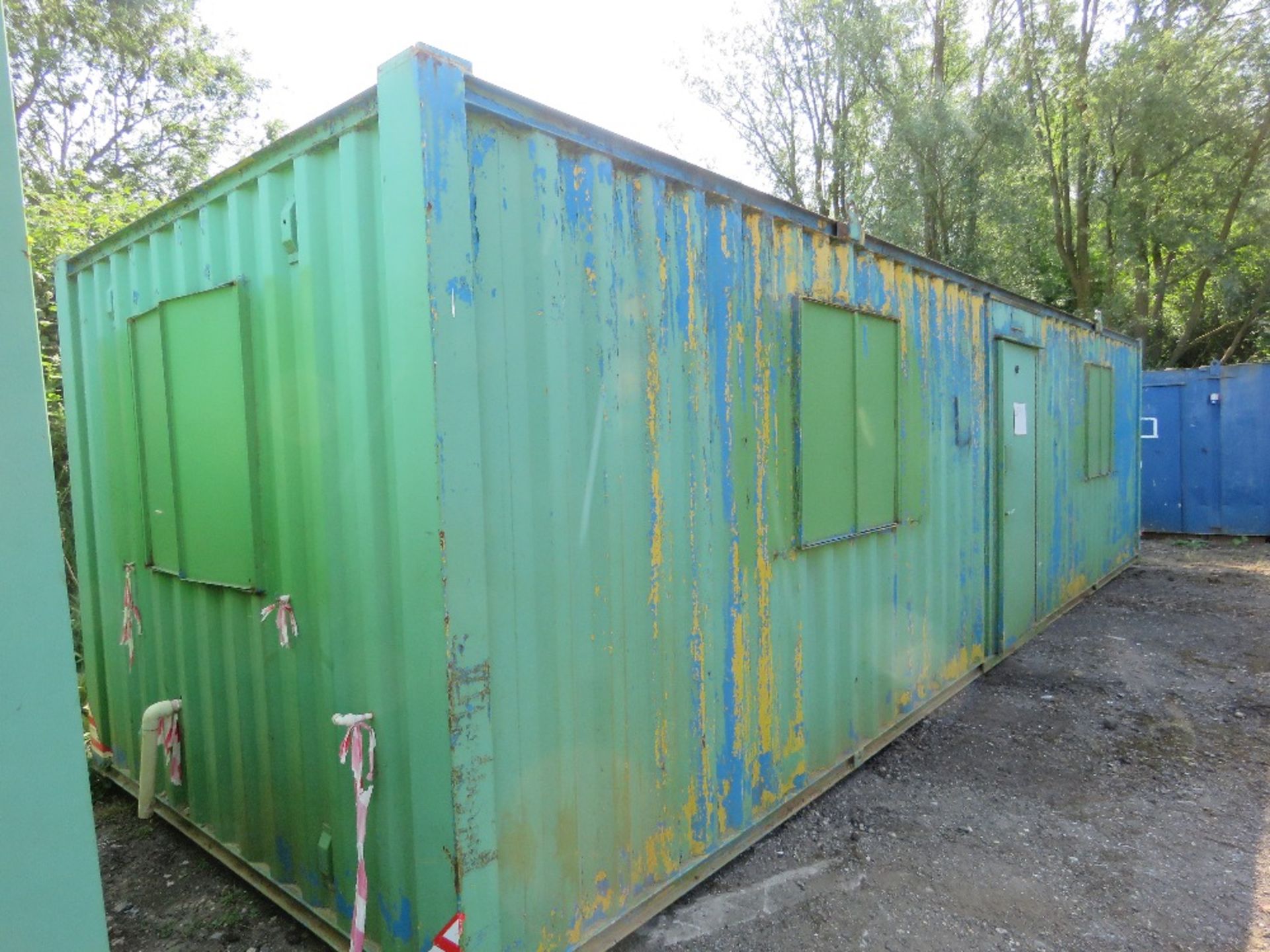 SECURE STEEL SITE OFFICE / CANTEEN, OPEN PLAN LAYOUT WITH KITCHEN AREA AT ONE END. 32FT LENGTH X 10 - Image 3 of 12