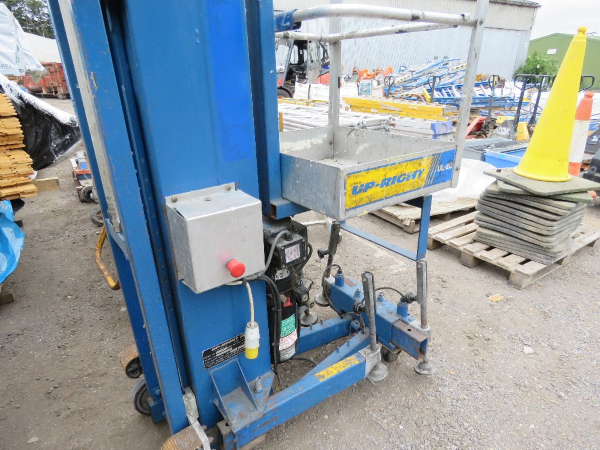 UPRIGHT UL20 MAST LIFT UNIT, 20 FOOT WORK HEIGHT. THIS LOT IS SOLD UNDER THE AUCTIONEERS MARGIN S - Image 5 of 5