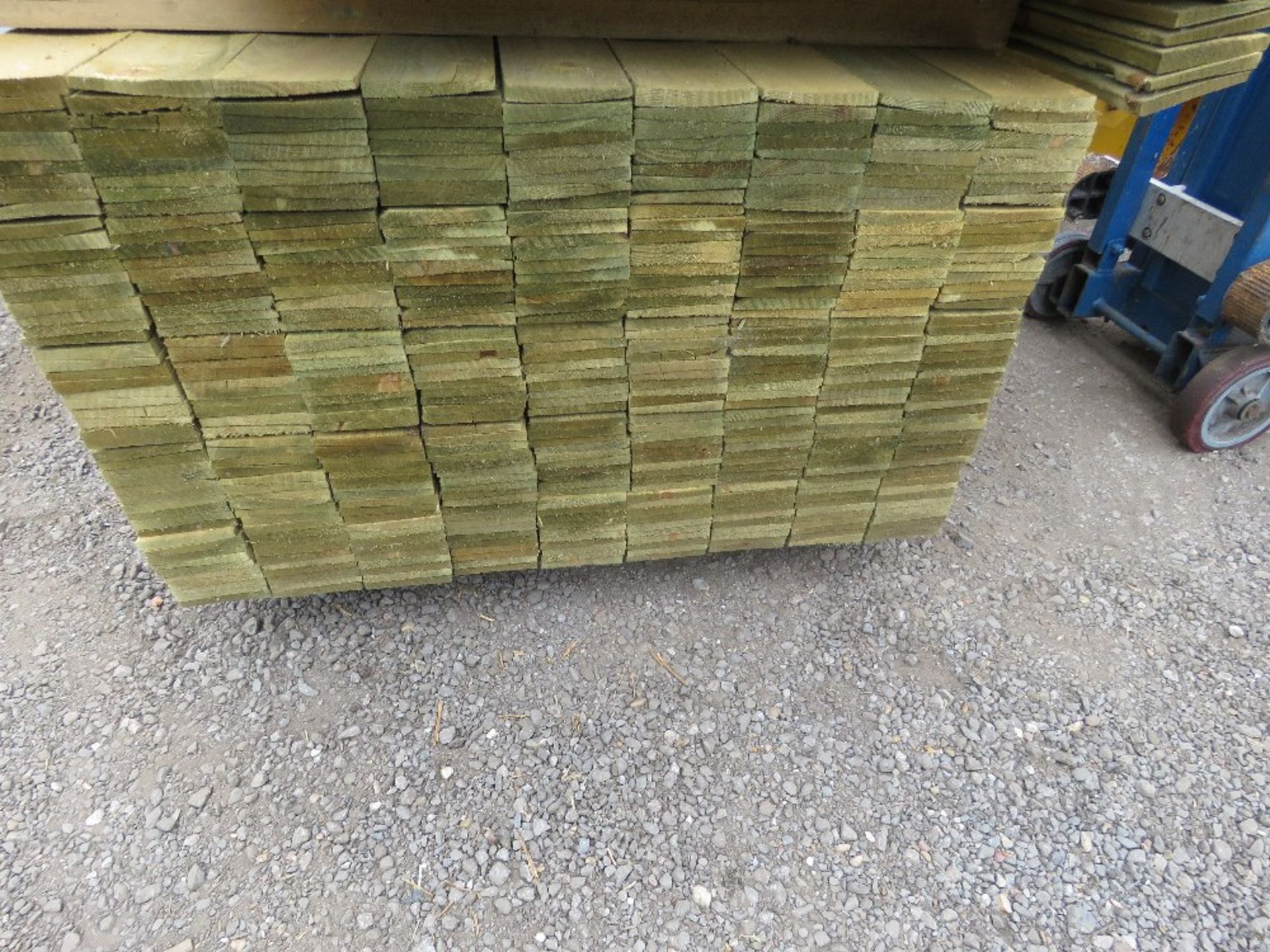 LARGE PACK OF PRESSURE TREATED FEATHER EDGE FENCE CLADDING TIMBER BOARDS: 1.80M LENGTH X 100MM WIDTH - Image 2 of 3