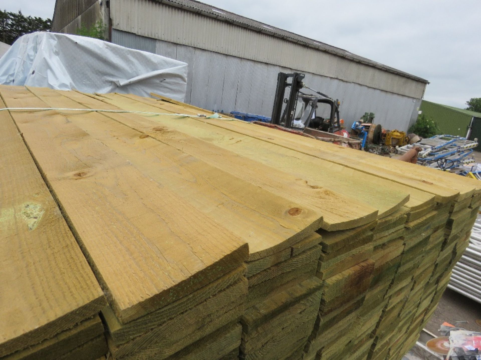 LARGE PACK OF PRESSURE TREATED FEATHER EDGE FENCE CLADDING TIMBER BOARDS: 1.65M LENGTH X 100MM WIDTH - Image 3 of 3