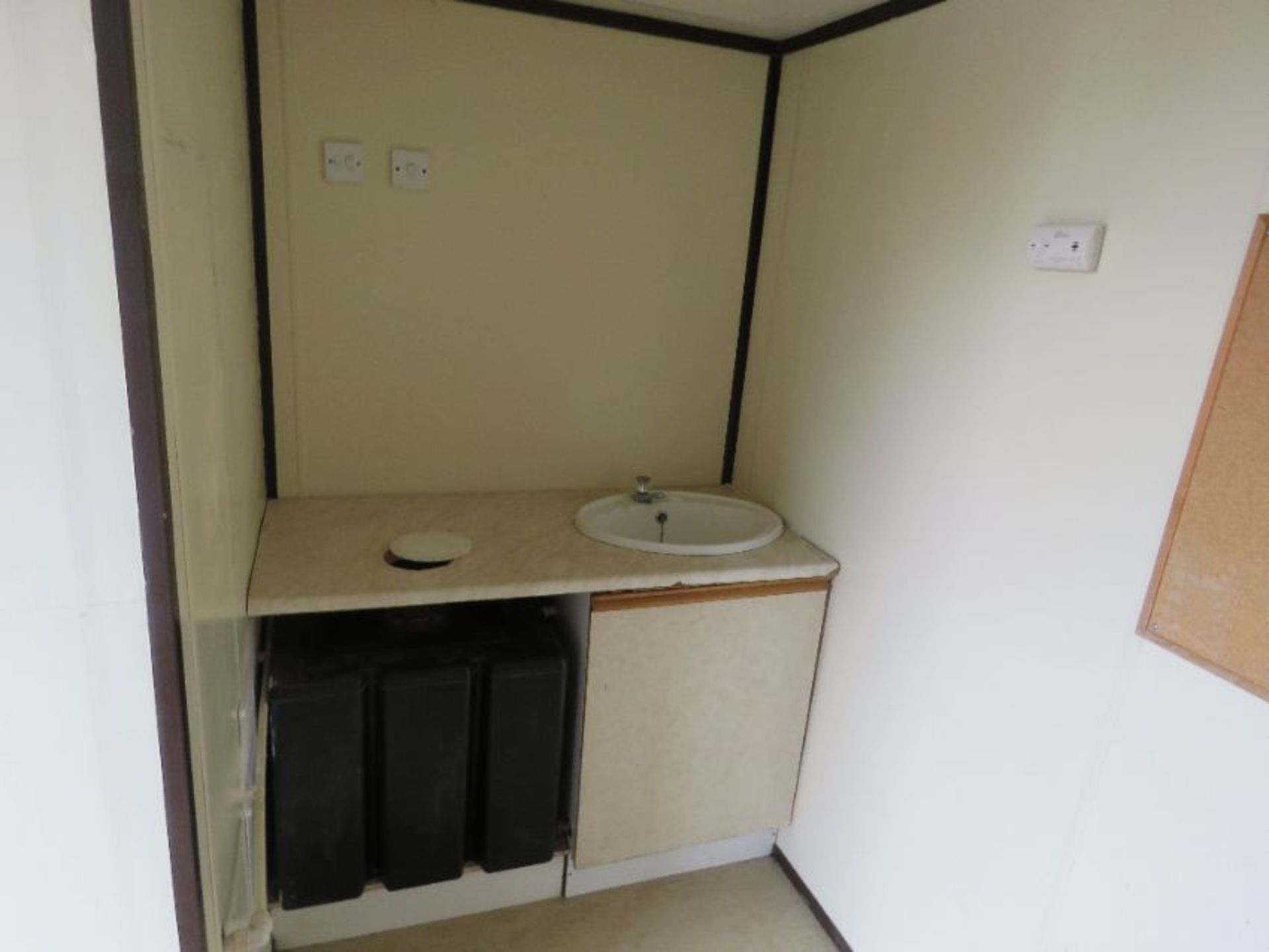 SECURE WELFARE CABIN, 32FT LENGTH X 10FT WIDTH APPROX WITH STEPHILL 10KVA GENERATOR - Image 14 of 18