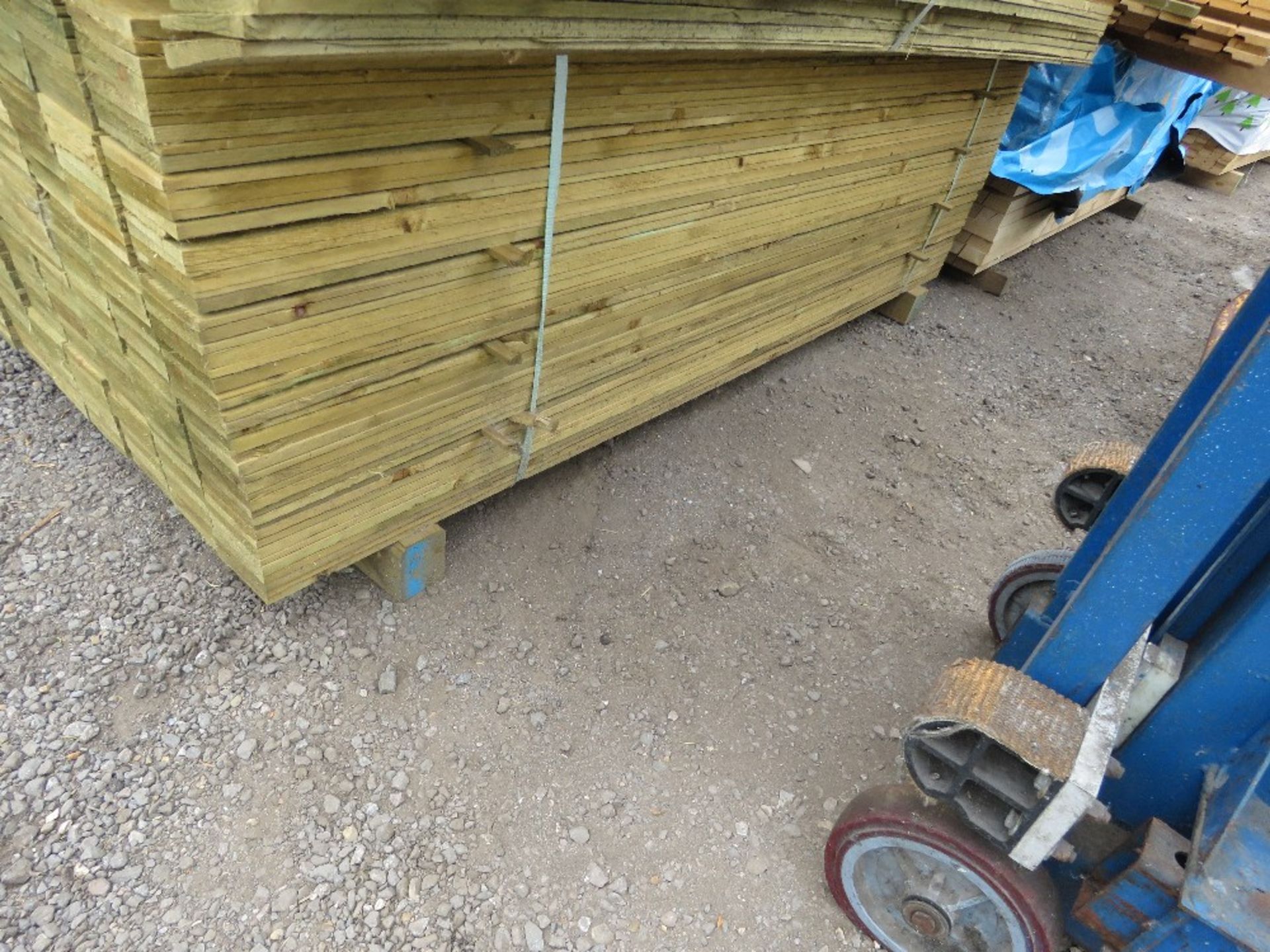 LARGE PACK OF PRESSURE TREATED FEATHER EDGE FENCE CLADDING TIMBER BOARDS: 1.80M LENGTH X 100MM WIDTH - Image 3 of 3