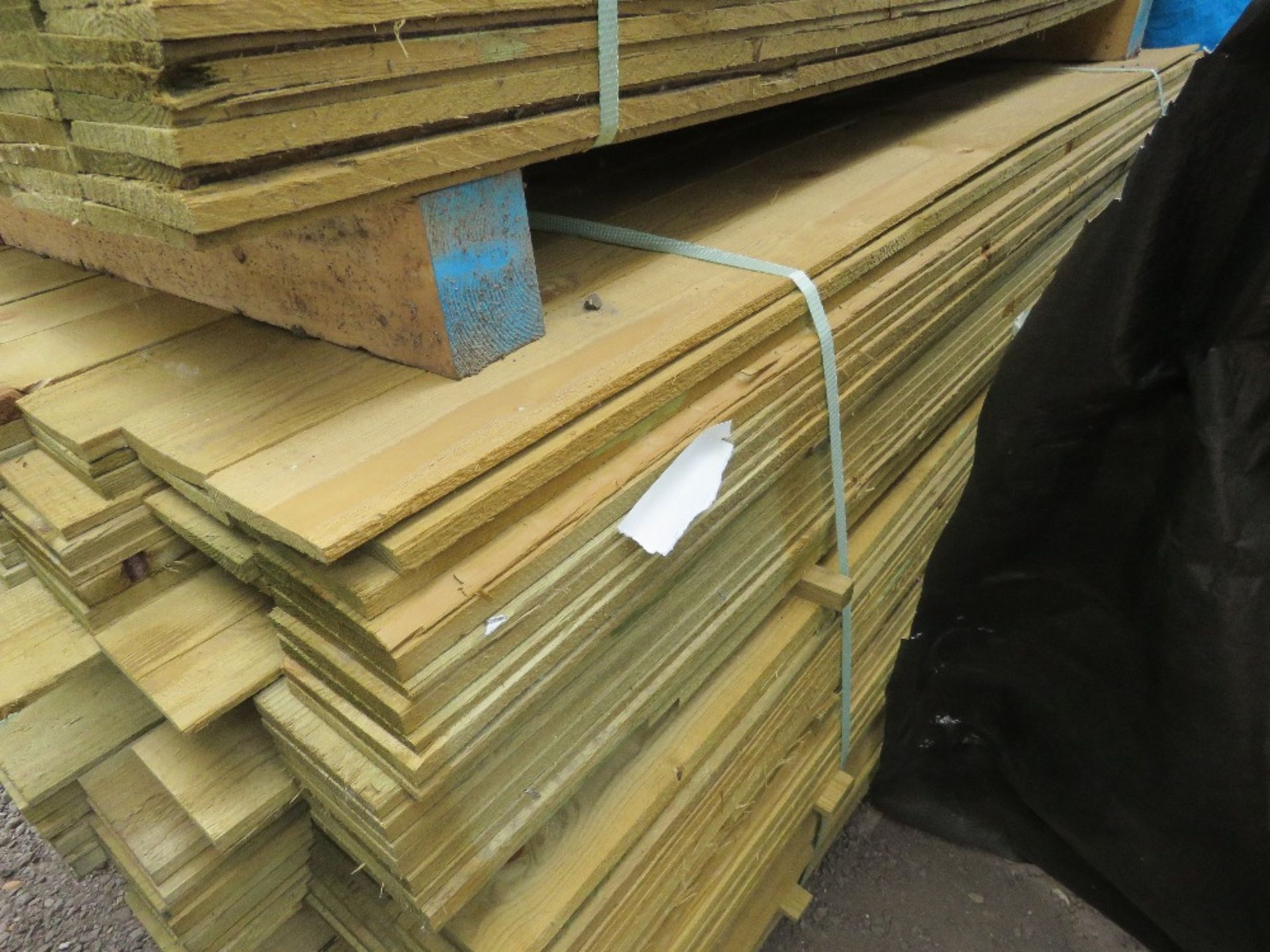 LARGE PACK OF PRESSURE TREATED FEATHER EDGE FENCE CLADDING TIMBER BOARDS: MIXED SIZES 1.70-1.90M LEN - Image 3 of 3