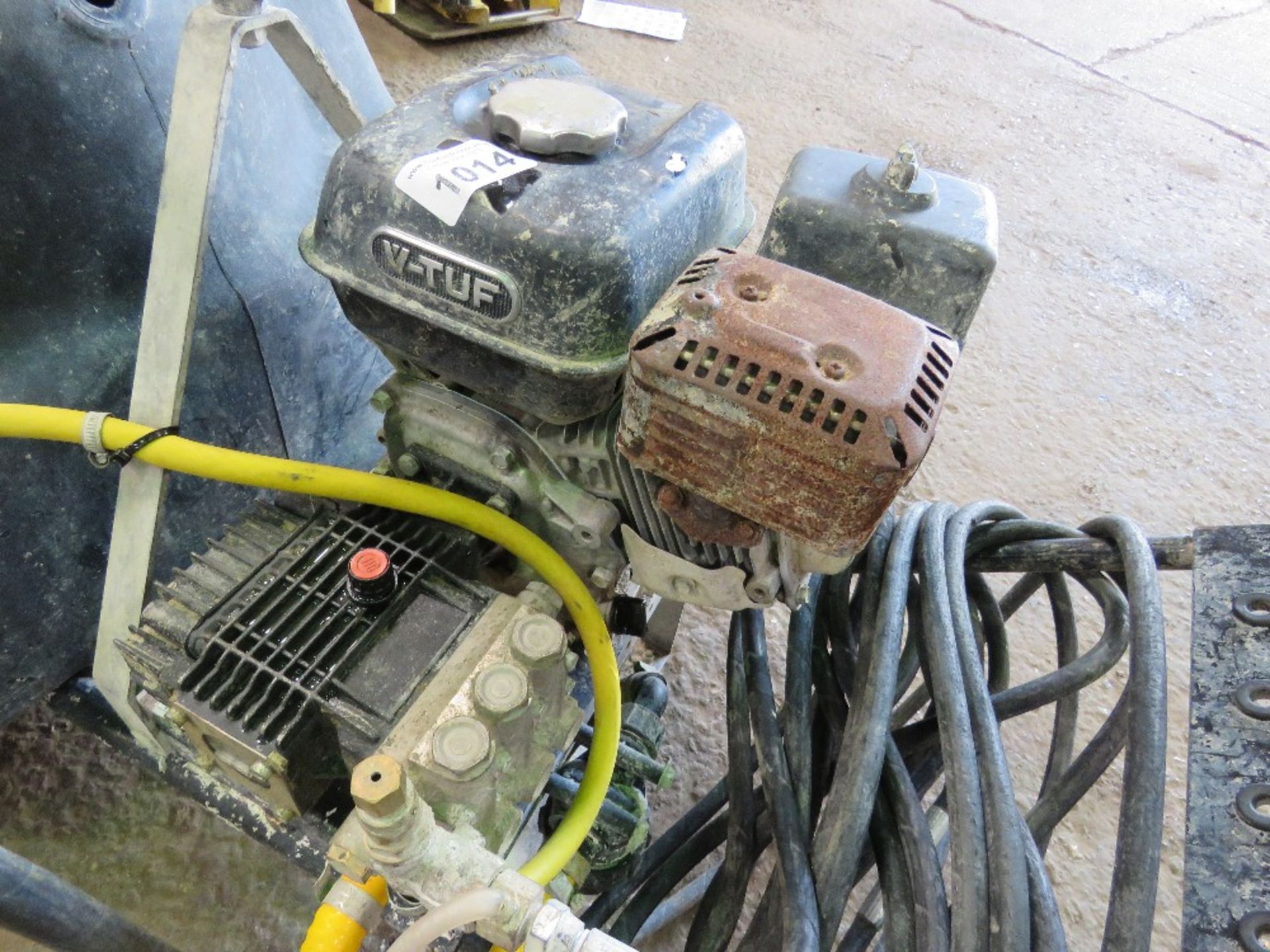 PETROL ENGINED WASHER BARROW WITH TANK, HONDA ENGINED. - Image 5 of 9