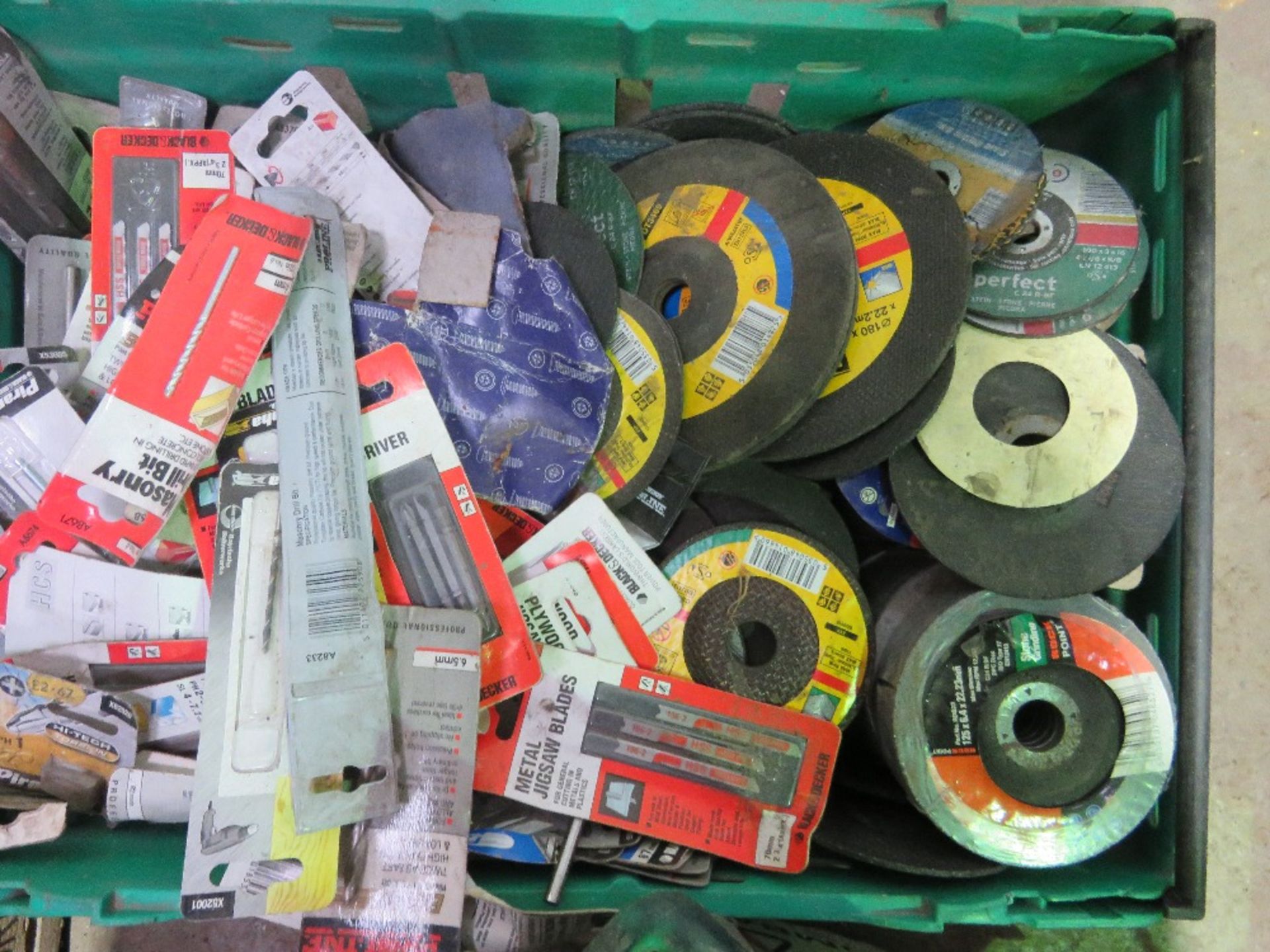 LARGE BOX OF DRILL BITS, GRINDING DISCS ETC. - Image 2 of 4