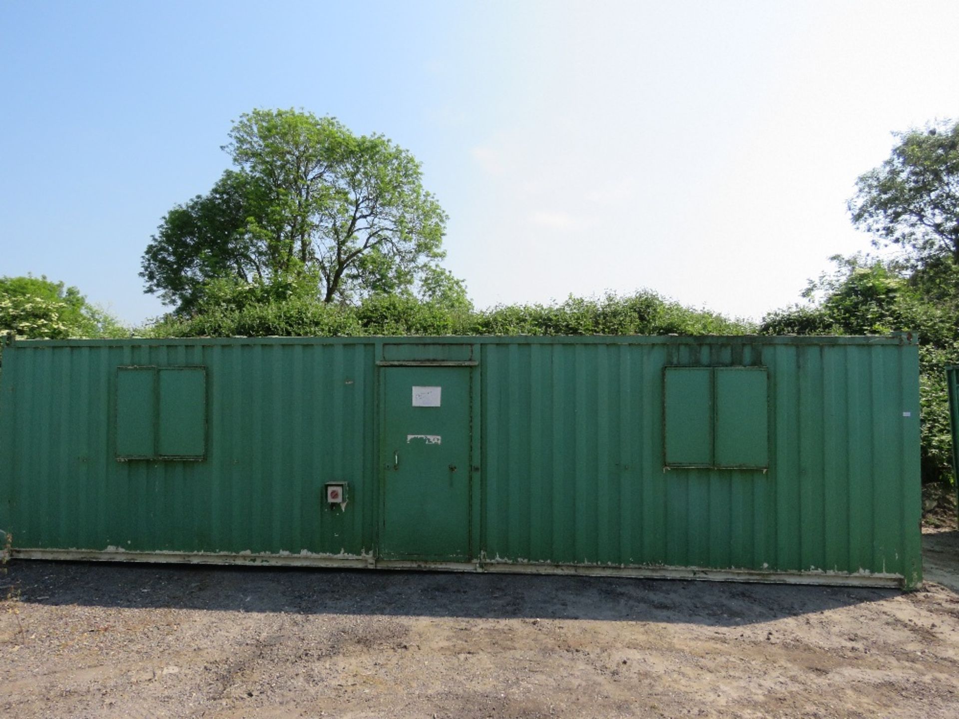 SECURE STEEL SITE OFFICE, OPEN PLAN LAYOUT. 32FT LENGTH X 10FT WIDTH APPROX. WITH KEYS (#10), UNLOC