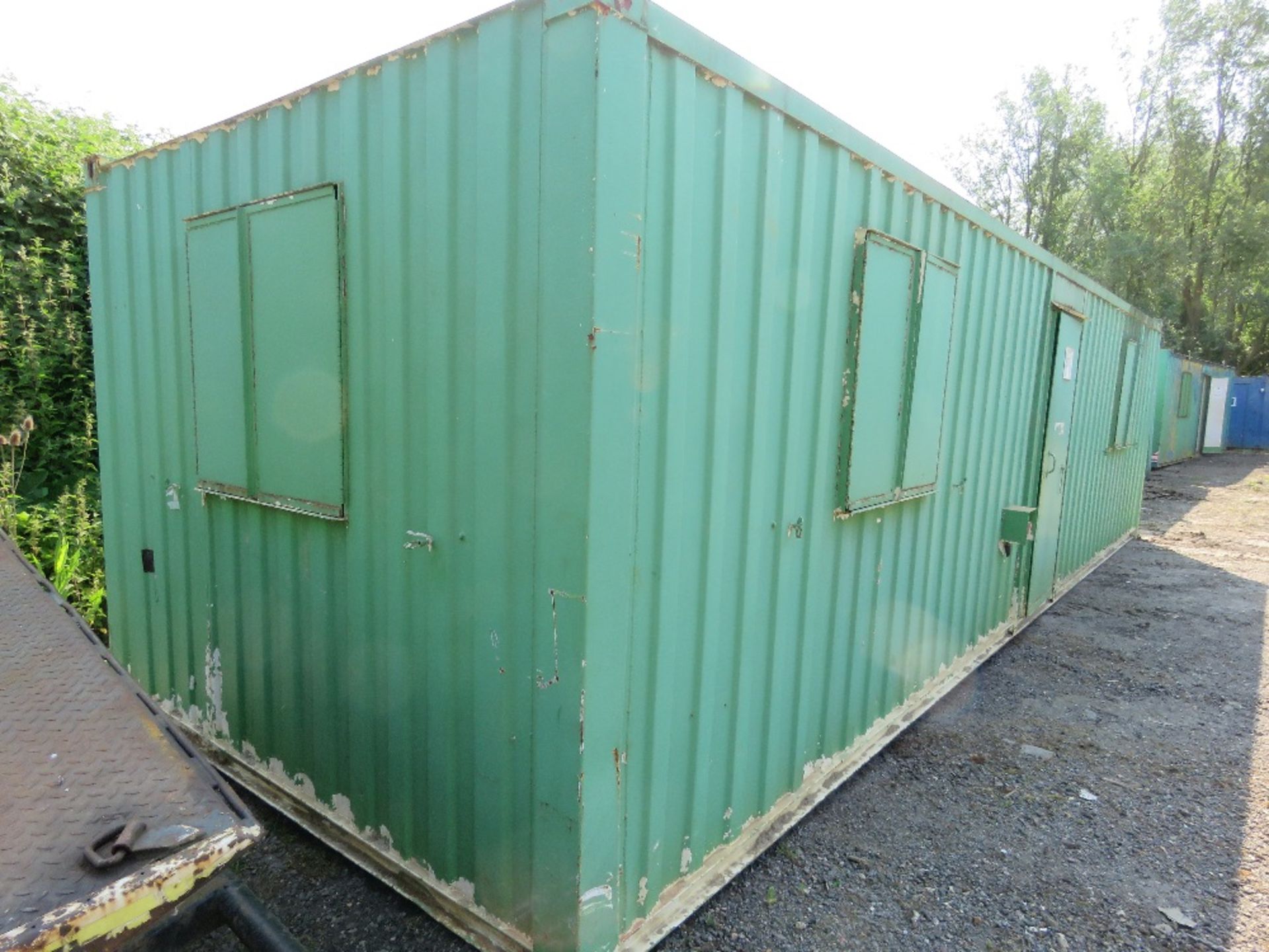 SECURE STEEL SITE OFFICE, OPEN PLAN LAYOUT. 32FT LENGTH X 10FT WIDTH APPROX. WITH KEYS (#10), UNLOC - Image 3 of 11