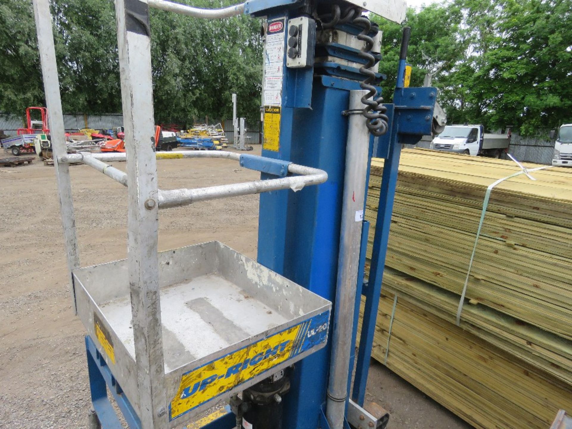 UPRIGHT UL20 MAST LIFT UNIT, 20 FOOT WORK HEIGHT. THIS LOT IS SOLD UNDER THE AUCTIONEERS MARGIN S