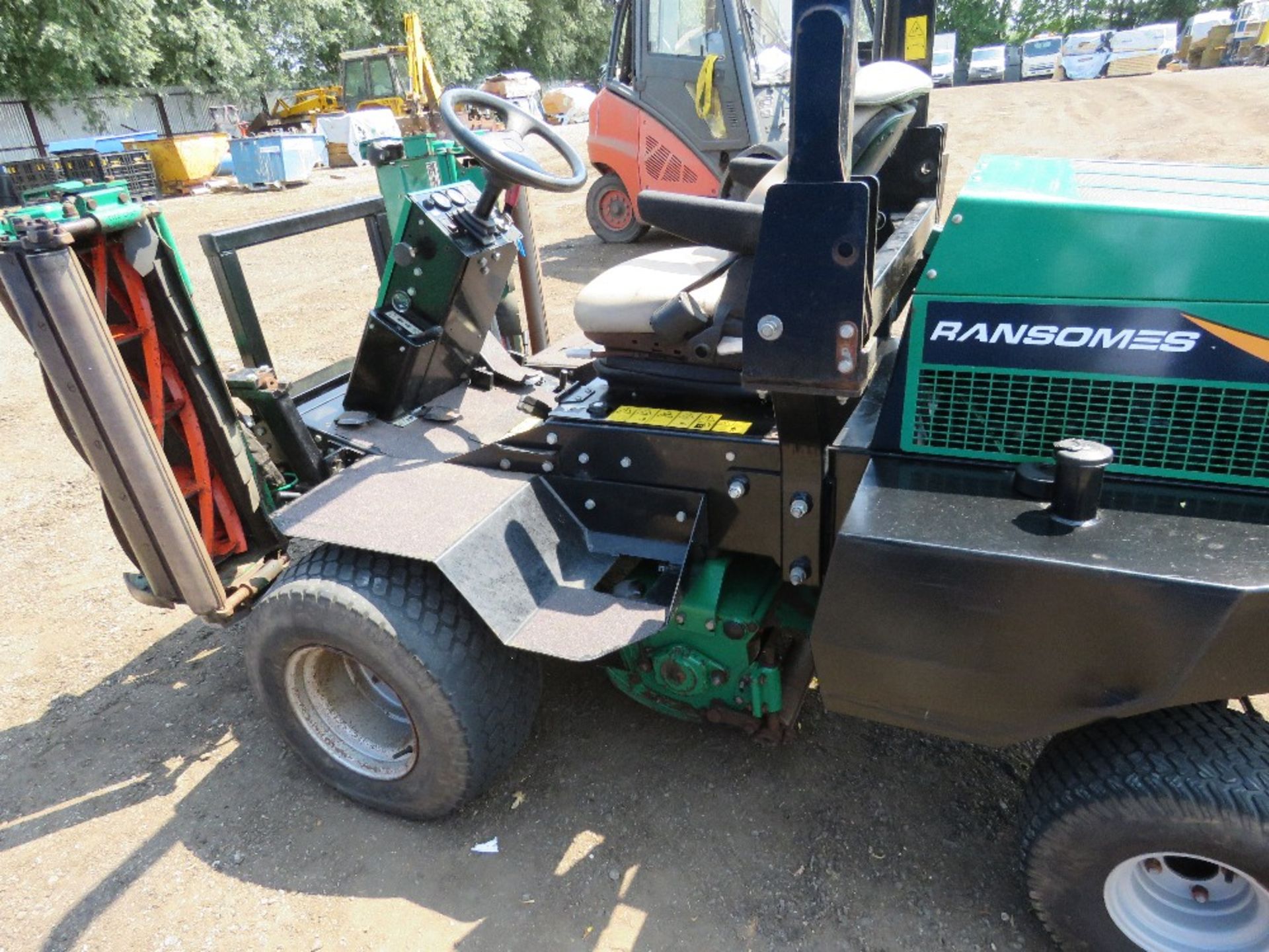 RANSOMES PARKWAY 2250+ TRIPLE RIDE ON MOWER, 4WD, MAGNA 250 HEADS FITTED. 3935 REC HOURS. DIRECT FRO - Image 7 of 12