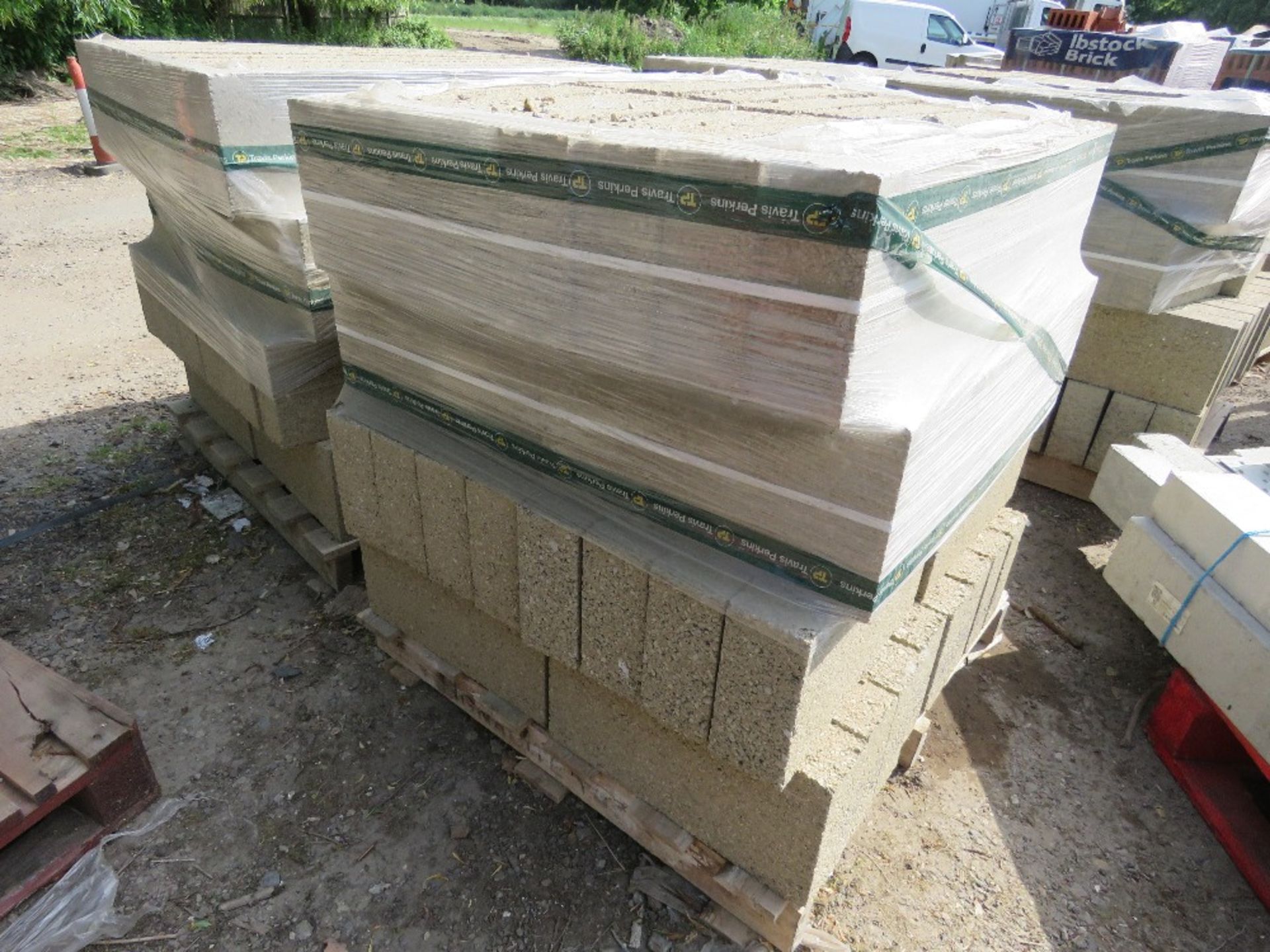 2 X PALLETS OF CONCRETE BUILDING BLOCKS, 440MM X 100MM X 210MM APPROX @ 64NO PER PALLET APPROX. T - Image 3 of 4