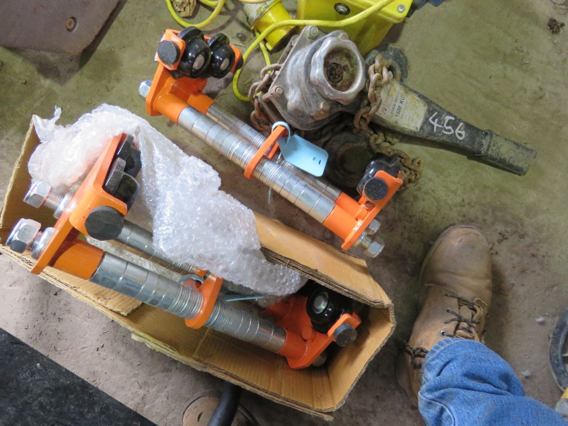 2 X UNUSED BEAM RUNNERS PLUS A 1500KG RATCHET PULLER / HOIST. THIS LOT IS SOLD UNDER THE AUCTIONE