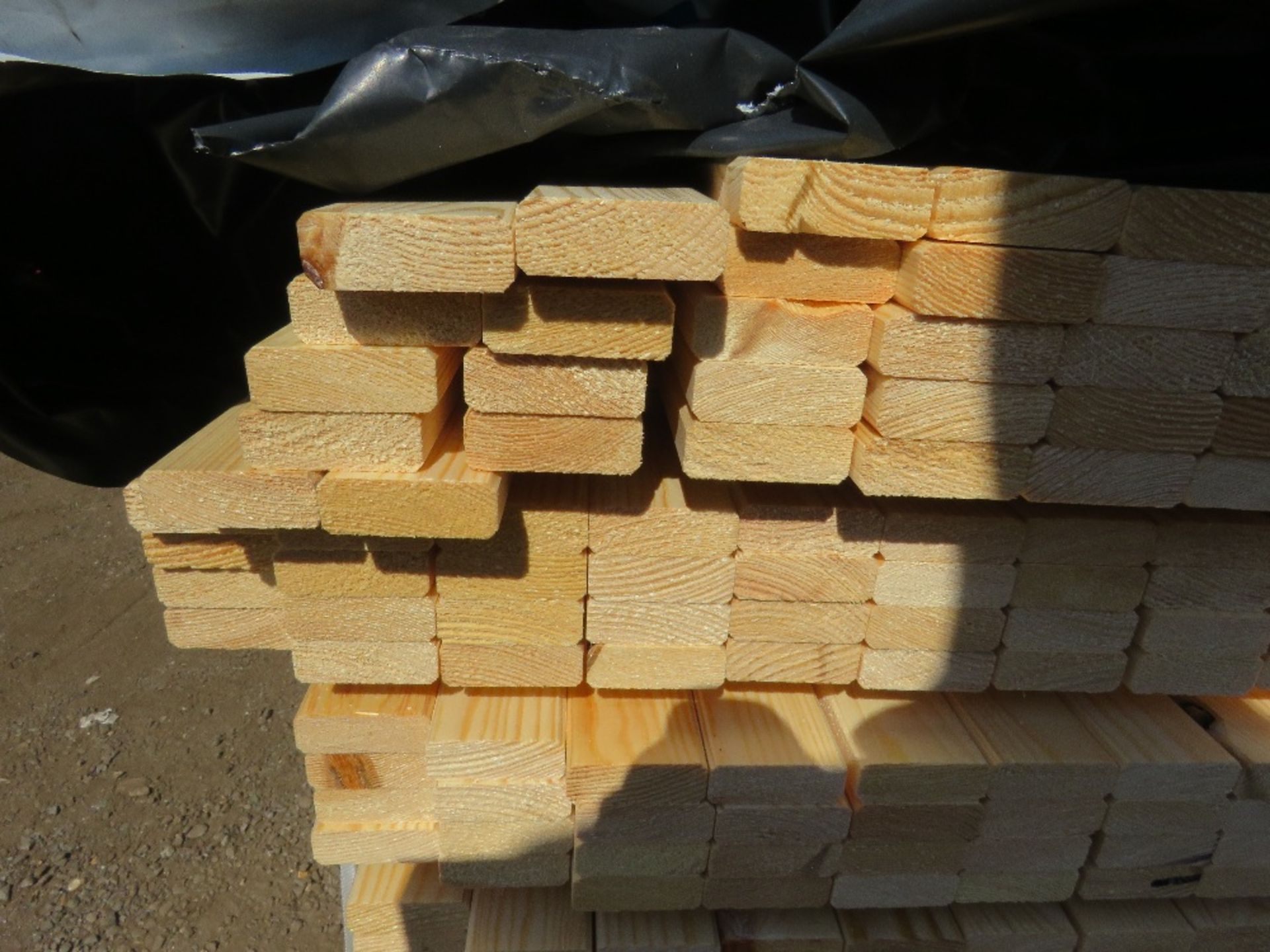 EXTRA LARGE PACK OF UNTREATED VENETIAN FENCE / TRELLIS SLAT TIMBER CLADDING: 1.83M X 45MM X 17MM APP - Image 4 of 4