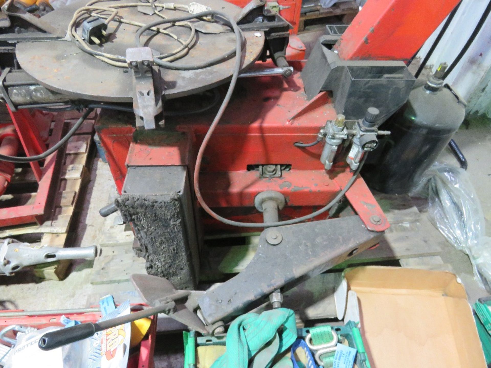 CORGI ARTIGLIO A2109 TYRE REMOVING STATION. THIS LOT IS SOLD UNDER THE AUCTIONEERS MARGIN SCHEME, T - Image 4 of 10
