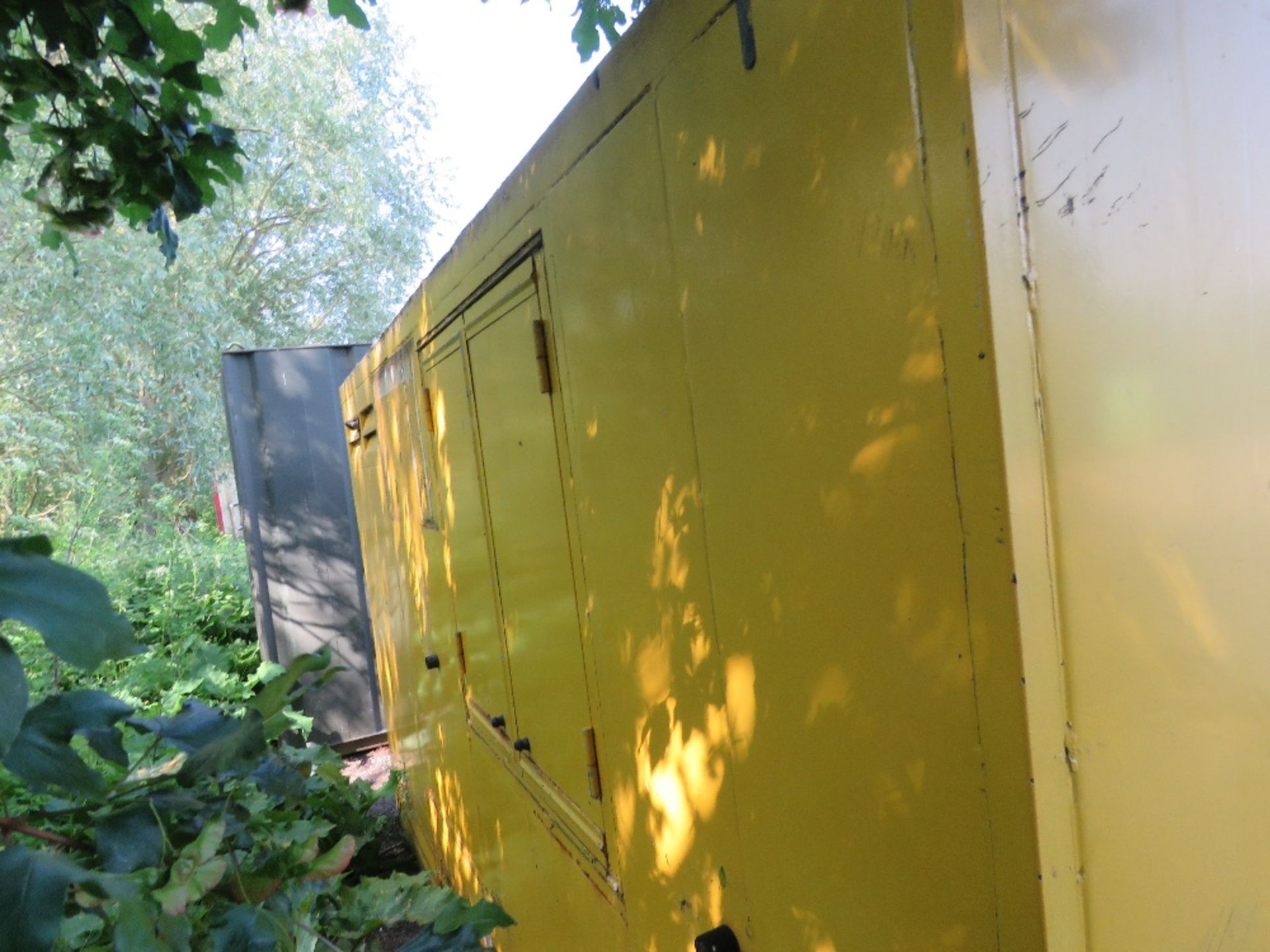 TOWED WELFARE UNIT WITH 6KVA HGI GENERATOR, TOILET AND CANTEEN AREA. WHEELS DEPLOYED BY AIR, SMALL C - Image 4 of 9