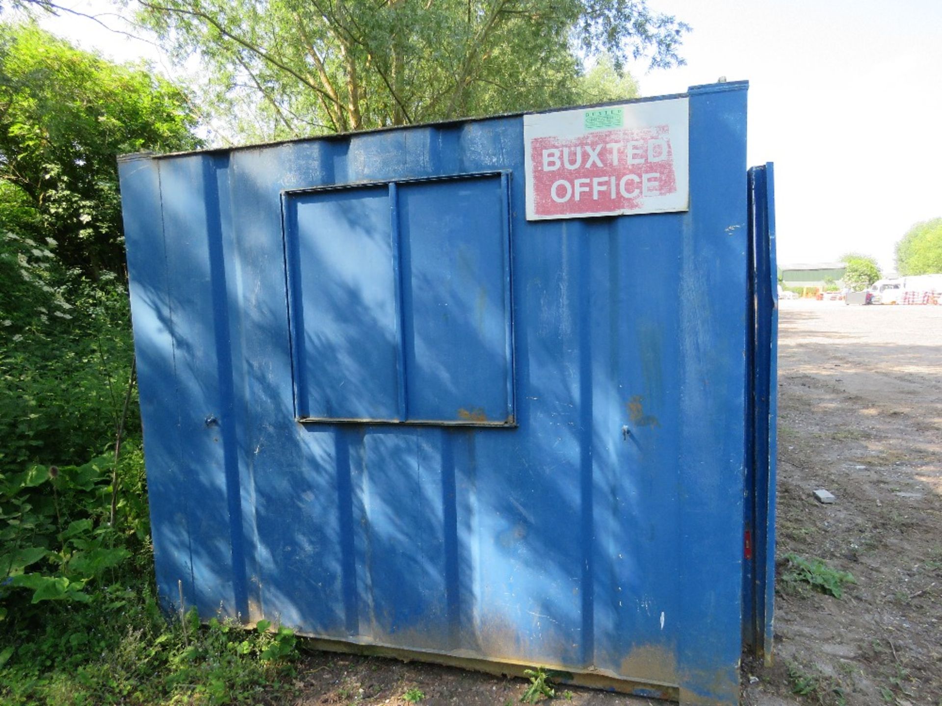 SECURE STEEL SITE OFFICE, WITH STORAGE AREA AT ONE END. 20FT LENGTH X 9FT WIDTH APPROX. NO KEYS, UN - Image 3 of 6