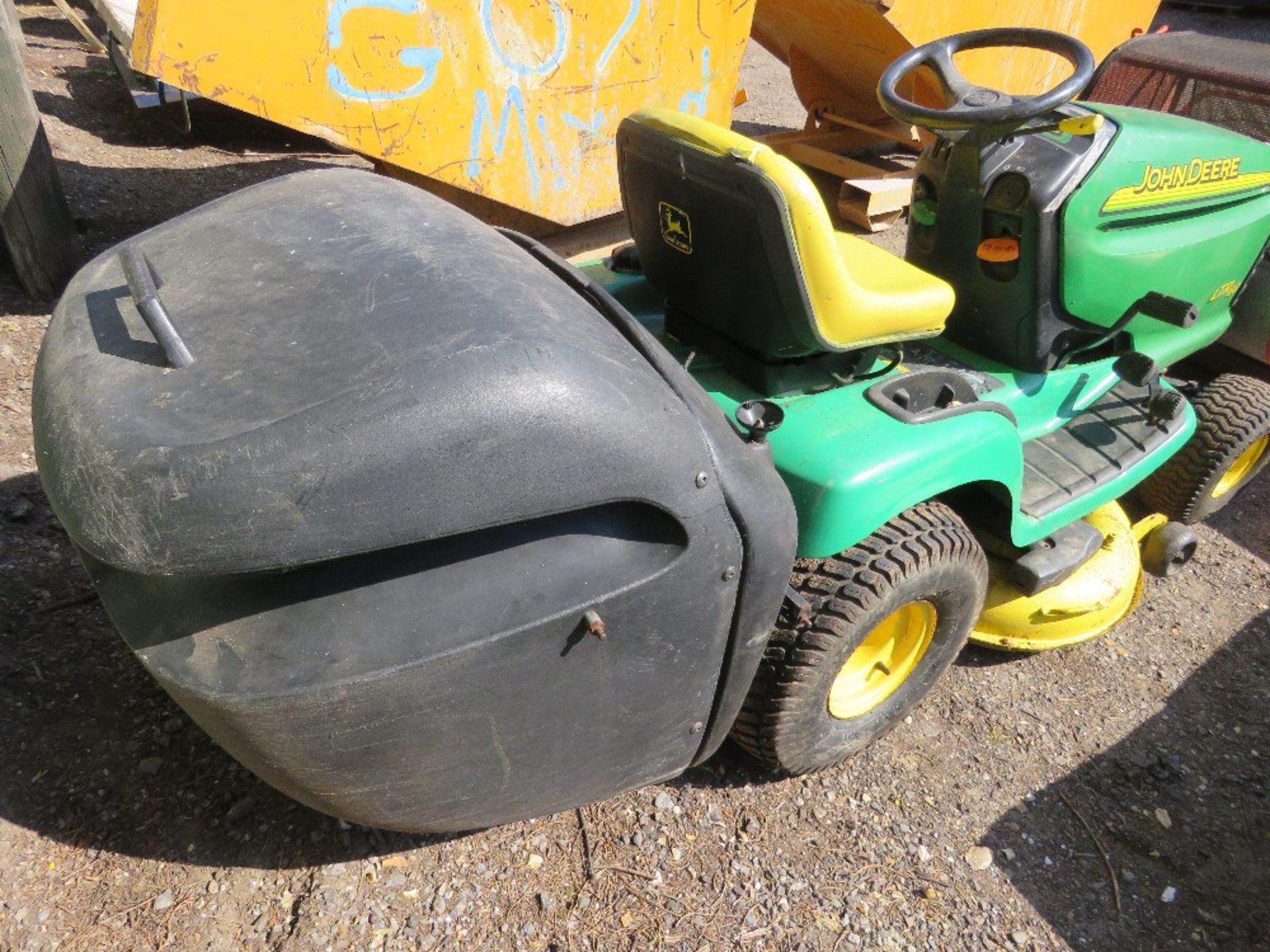 JOHN DEERE LTR180 PETROL ENGINED RIDE ON MOWER WITH COLLECTOR. WHEN TESTED WAS SEEN TO START, DRIVE, - Image 5 of 10