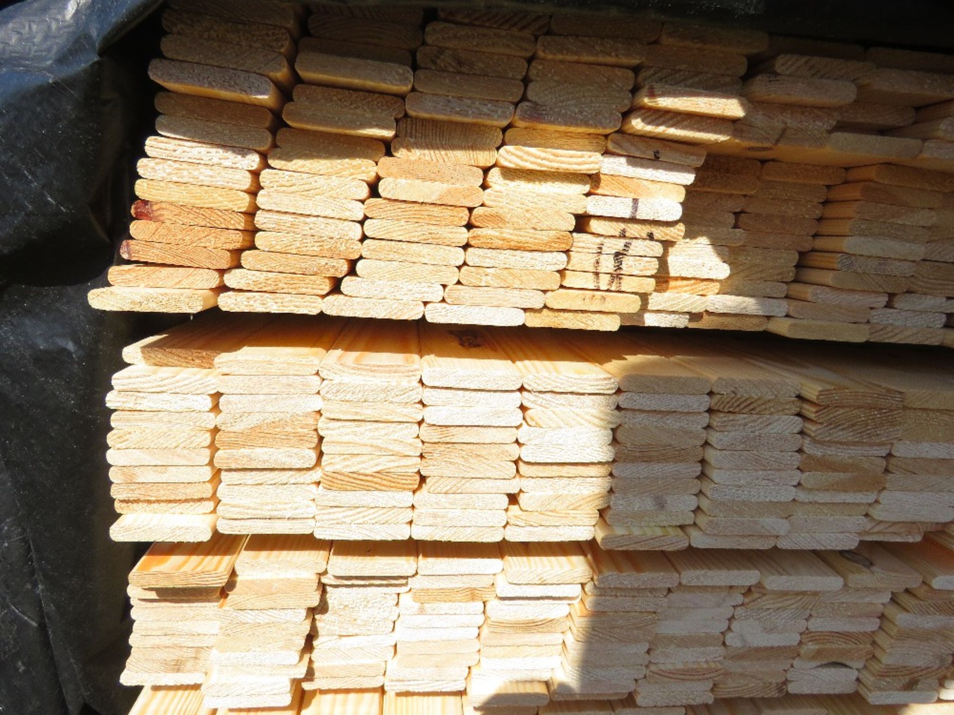 EXTRA LARGE PACK OF UNTREATED WOVEN FENCE SLAT TIMBER CLADDING: 1.74M X 40MM X 8MM APPROX. - Image 3 of 3