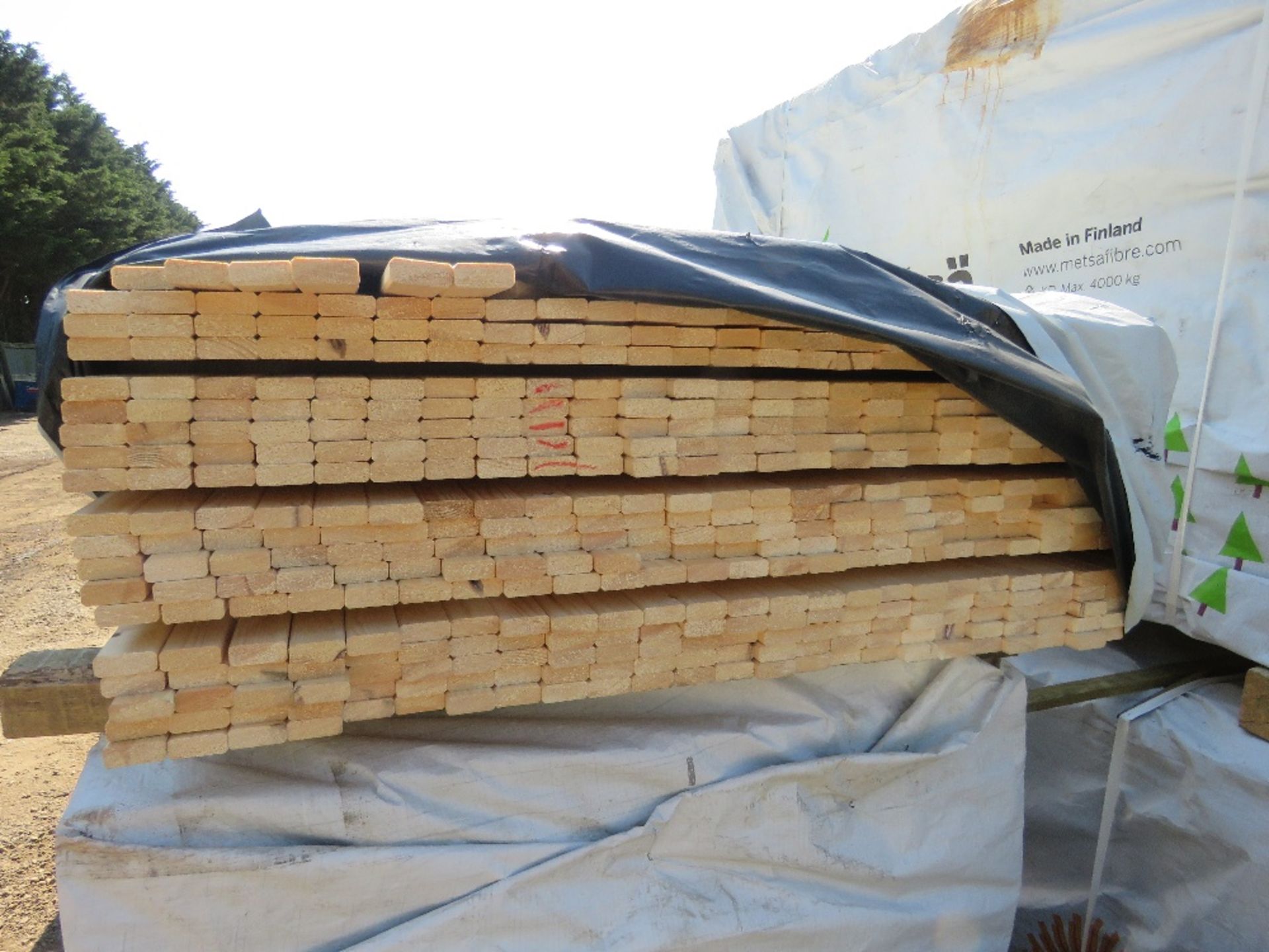 EXTRA LARGE PACK OF UNTREATED VENETIAN FENCE / TRELLIS SLAT TIMBER CLADDING: 1.83M X 45MM X 17MM APP - Image 3 of 3