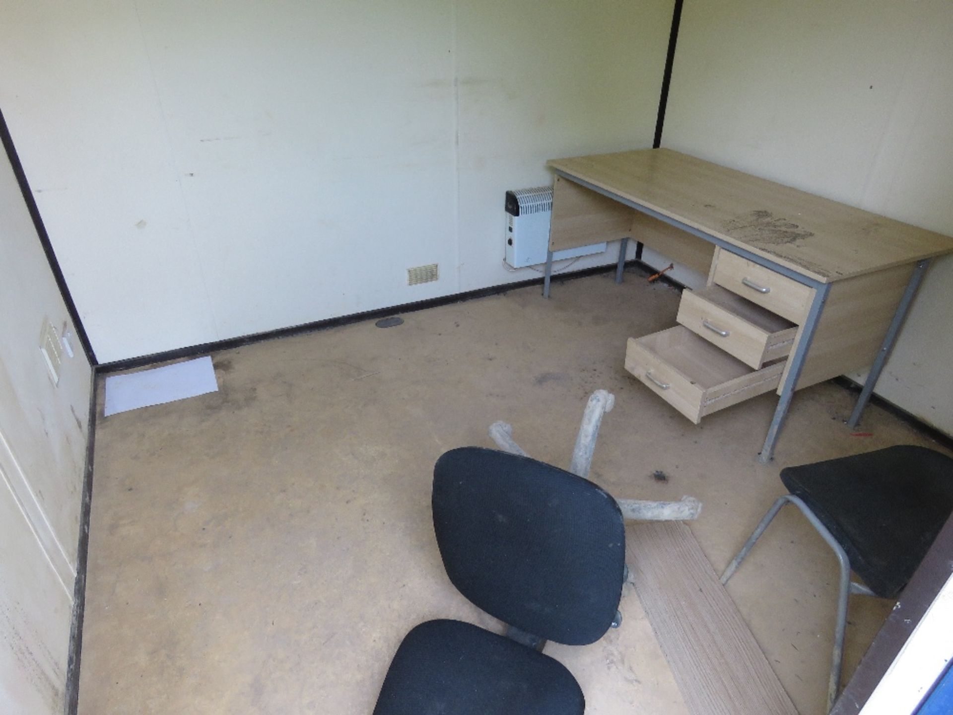 SECURE STEEL SITE OFFICE, WITH STORAGE AREA AT ONE END. 20FT LENGTH X 9FT WIDTH APPROX. NO KEYS, UN - Image 4 of 6