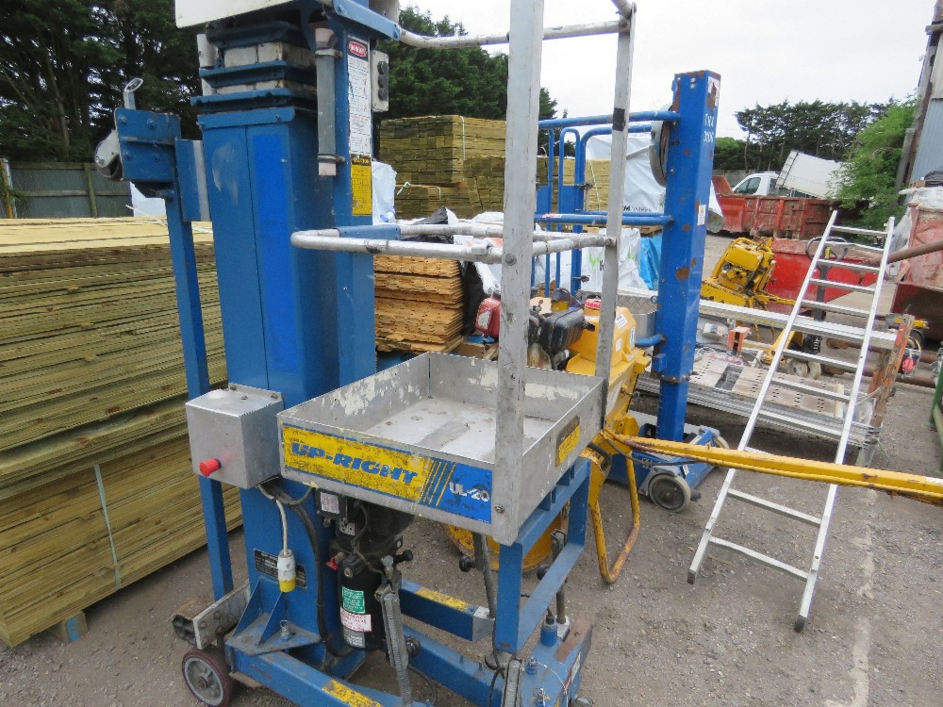 UPRIGHT UL20 MAST LIFT UNIT, 20 FOOT WORK HEIGHT. THIS LOT IS SOLD UNDER THE AUCTIONEERS MARGIN S - Image 3 of 5
