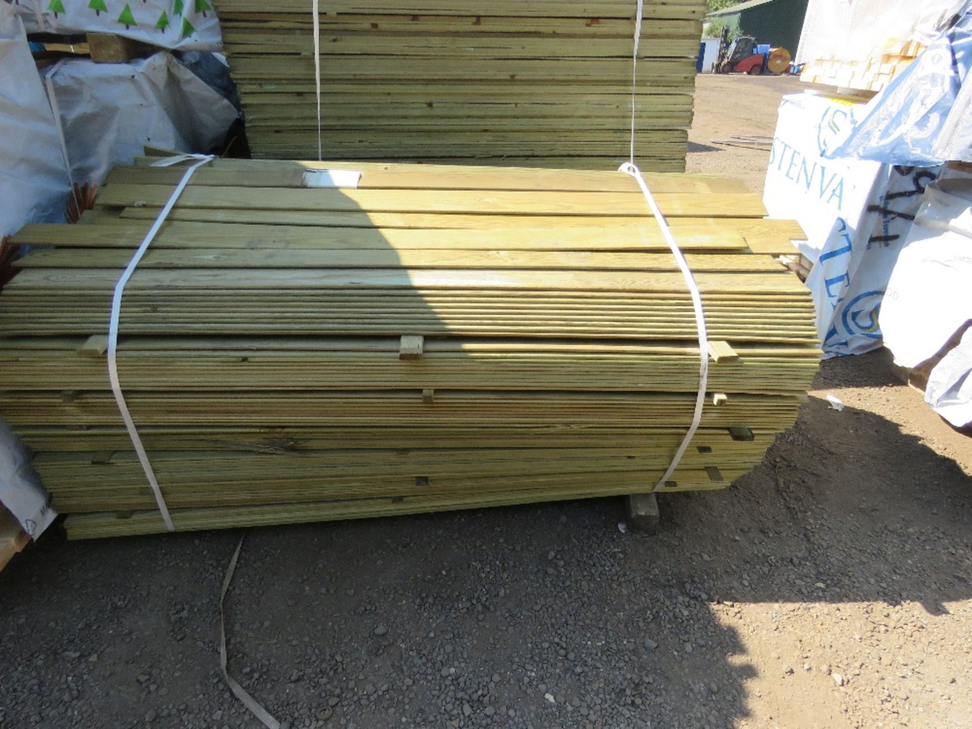PACK OF TREATED HIT AND MISS TIMBER CLADDING BOARDS: 1.74M X 100MM APPROX. - Image 4 of 4