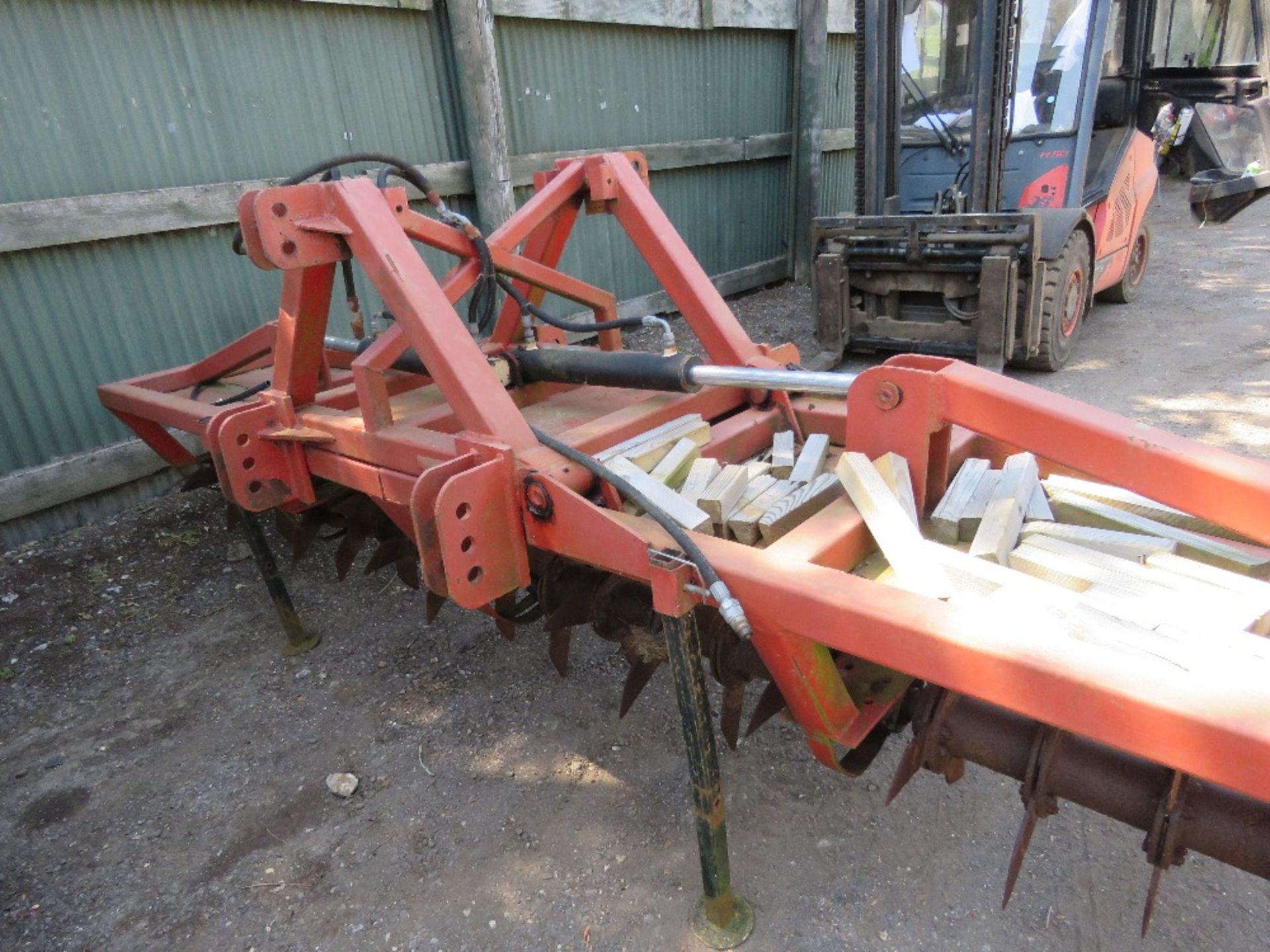 TRACTOR MOUNTED HYDRAULIC POWERED FOLDING PASTURE SLITTER UNIT, 13FT WIDTH APPROX, TWIN MOUNTING BRA - Image 6 of 6