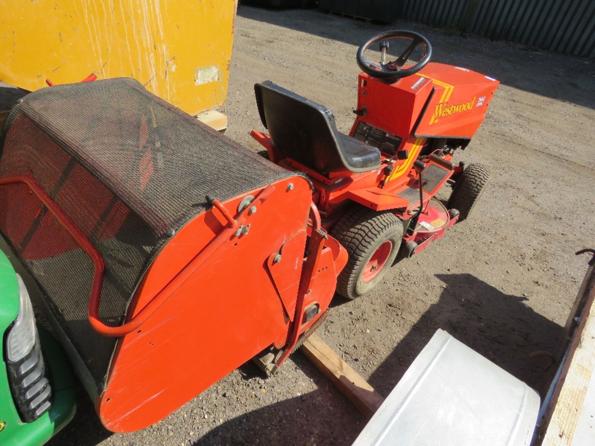 WESTWOOD RIDE ON MOWER WITH COLLECTOR. WHEN TESTED WAS SEEN TO START, DRIVE, MOWERS ENGAGED AND REAR - Image 5 of 9