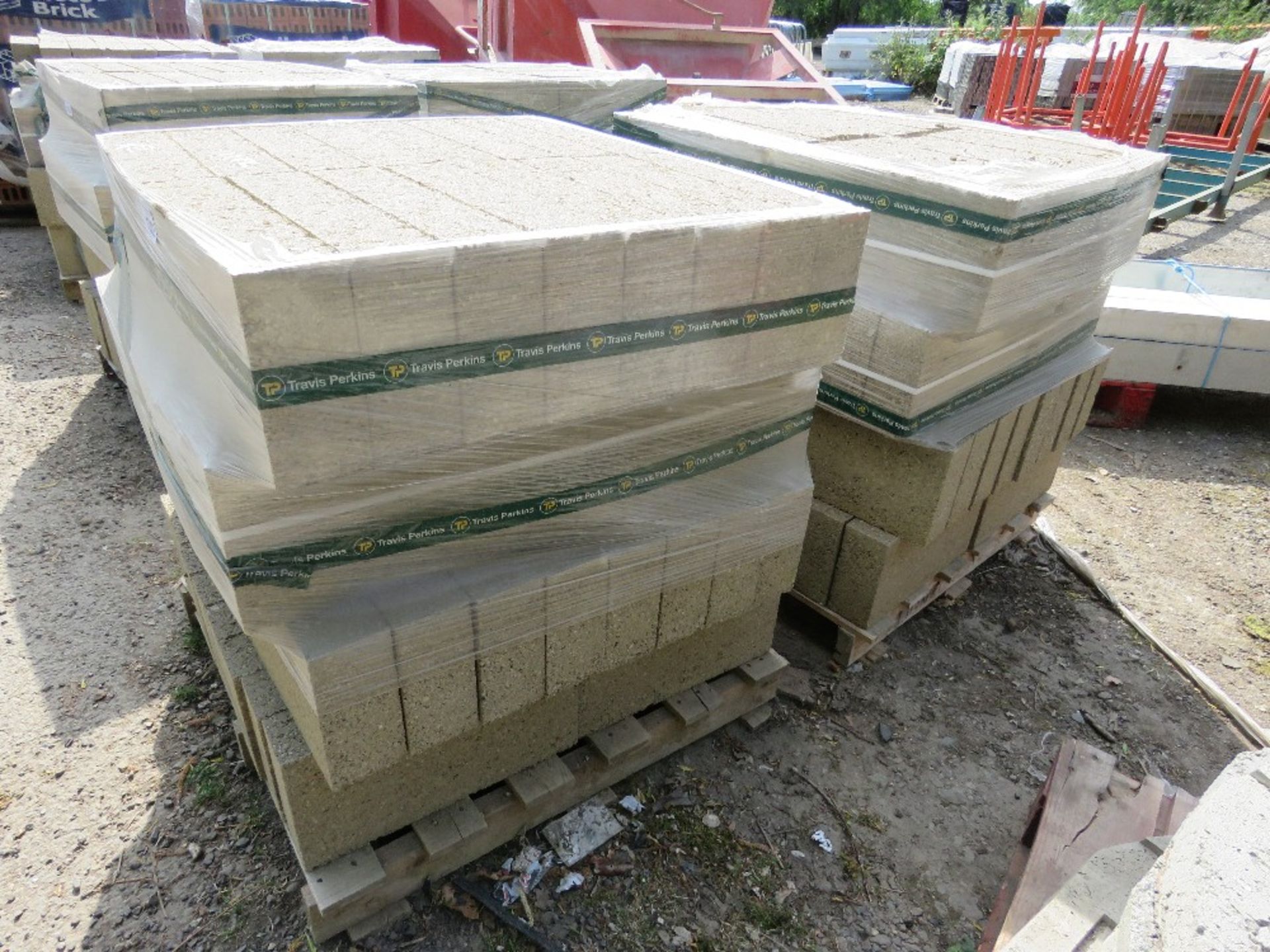 2 X PALLETS OF CONCRETE BUILDING BLOCKS, 440MM X 100MM X 210MM APPROX @ 64NO PER PALLET APPROX. T