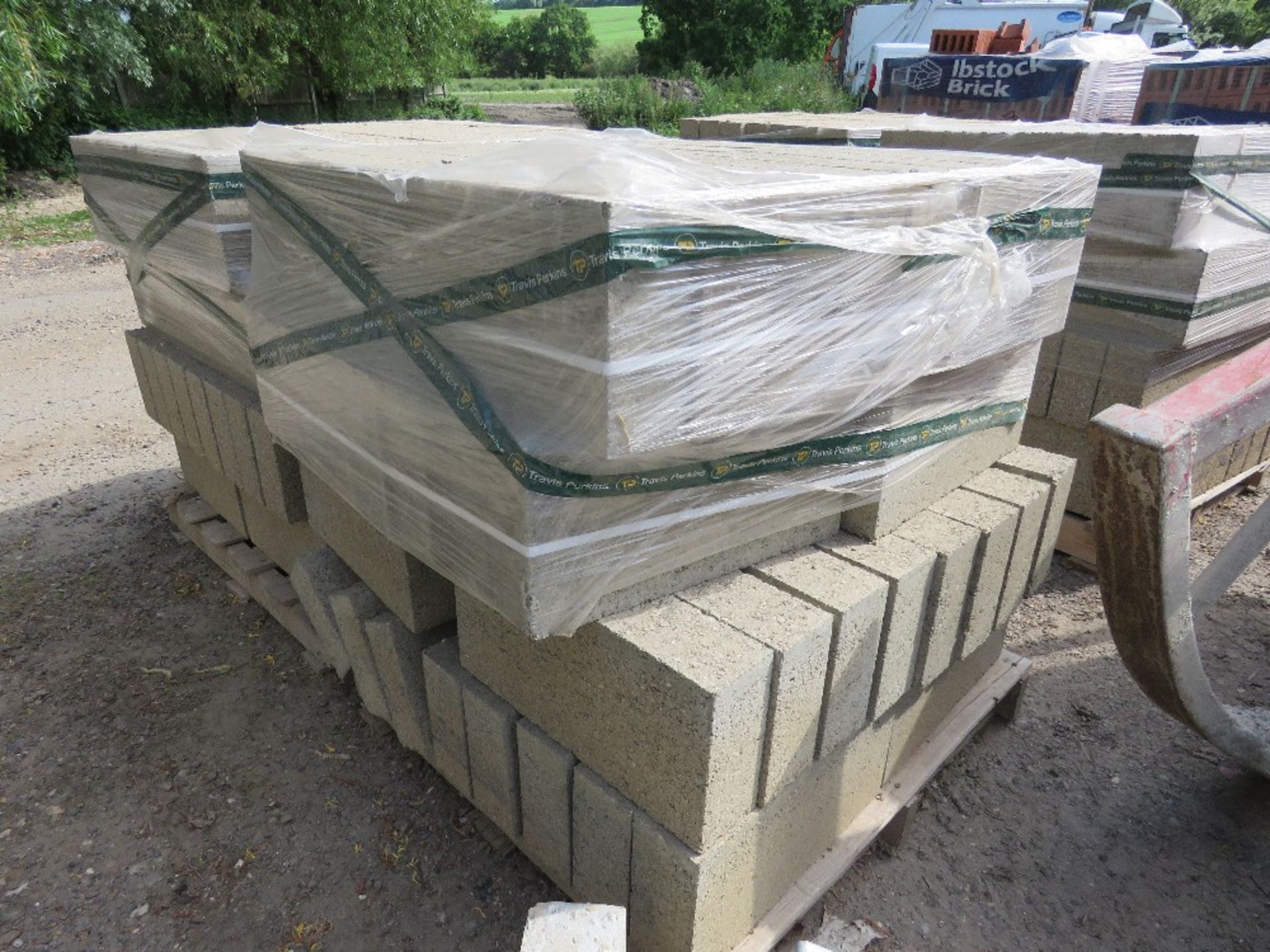 2 X PALLETS OF CONCRETE BUILDING BLOCKS, 440MM X 100MM X 210MM APPROX @ 64NO PER PALLET APPROX. T - Image 3 of 4