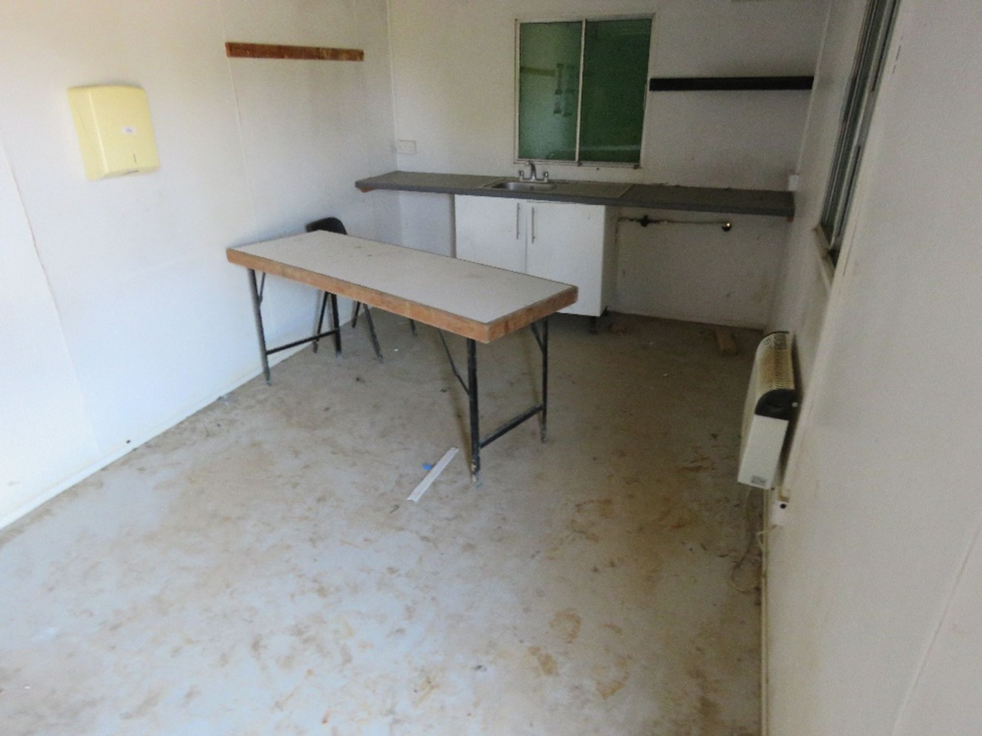 SECURE STEEL SITE OFFICE / CANTEEN, OPEN PLAN LAYOUT WITH KITCHEN AREA AT ONE END. 32FT LENGTH X 10 - Image 10 of 12