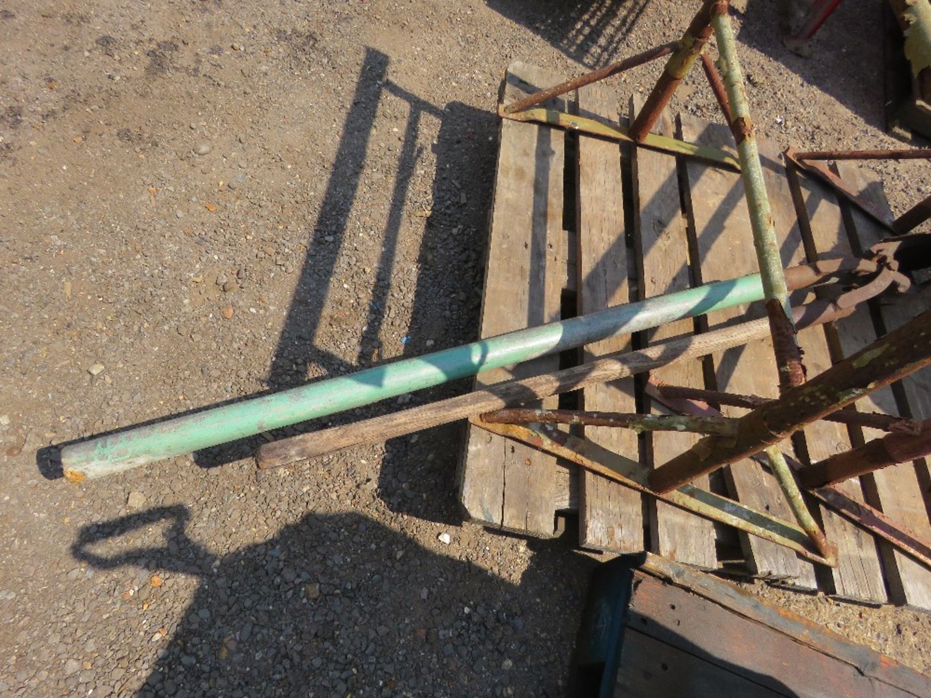 HOLE DIGGING SPADE PLUS 2NO TRESTLE STANDS. THIS LOT IS SOLD UNDER THE AUCTIONEERS MARGIN SCHEME, - Image 4 of 4