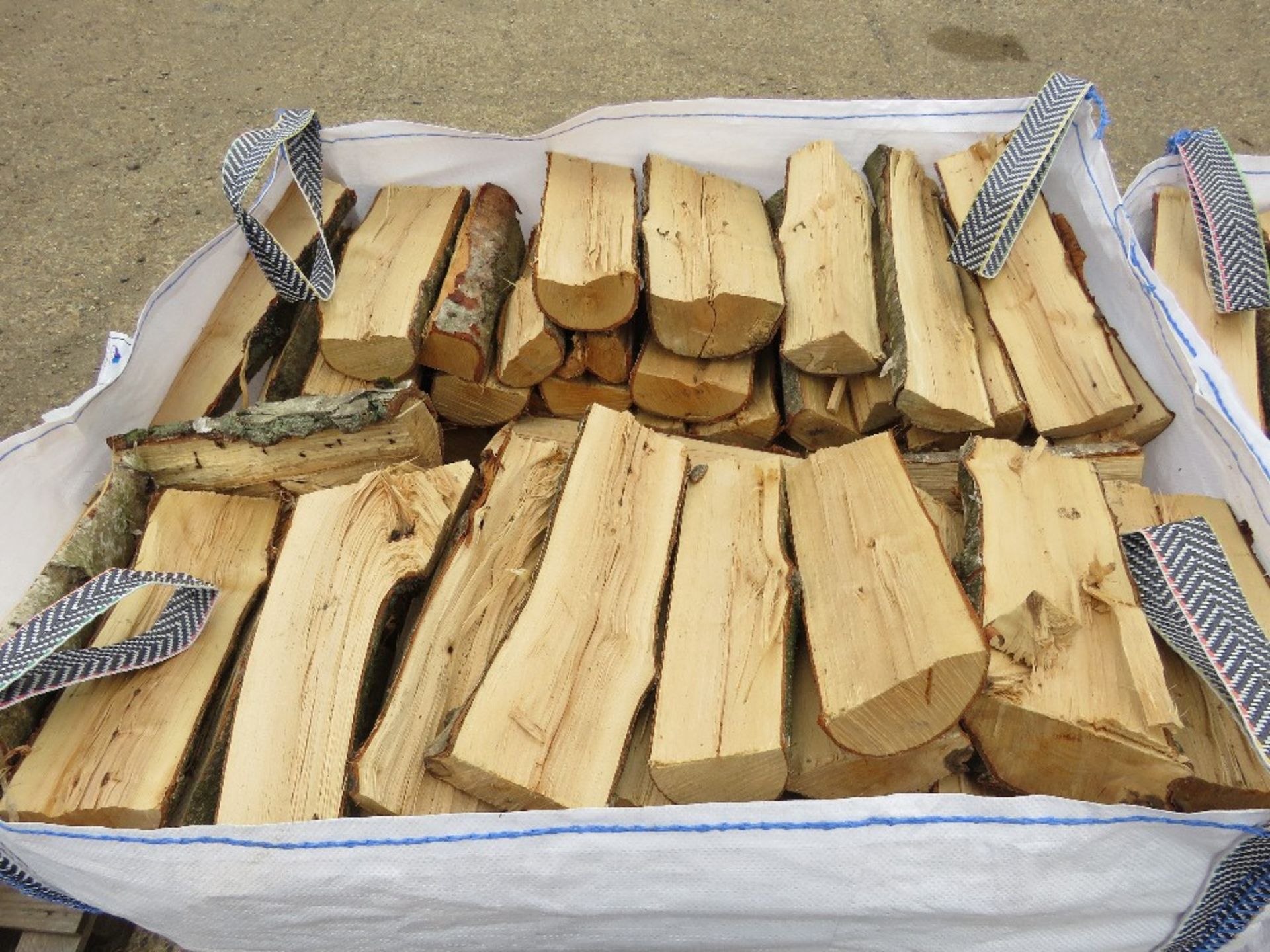 2 X BULK BAGS OF FIREWOOD LOGS, MAINLY SILVER BIRCH. THIS LOT IS SOLD UNDER THE AUCTIONEERS MARGI - Image 5 of 5