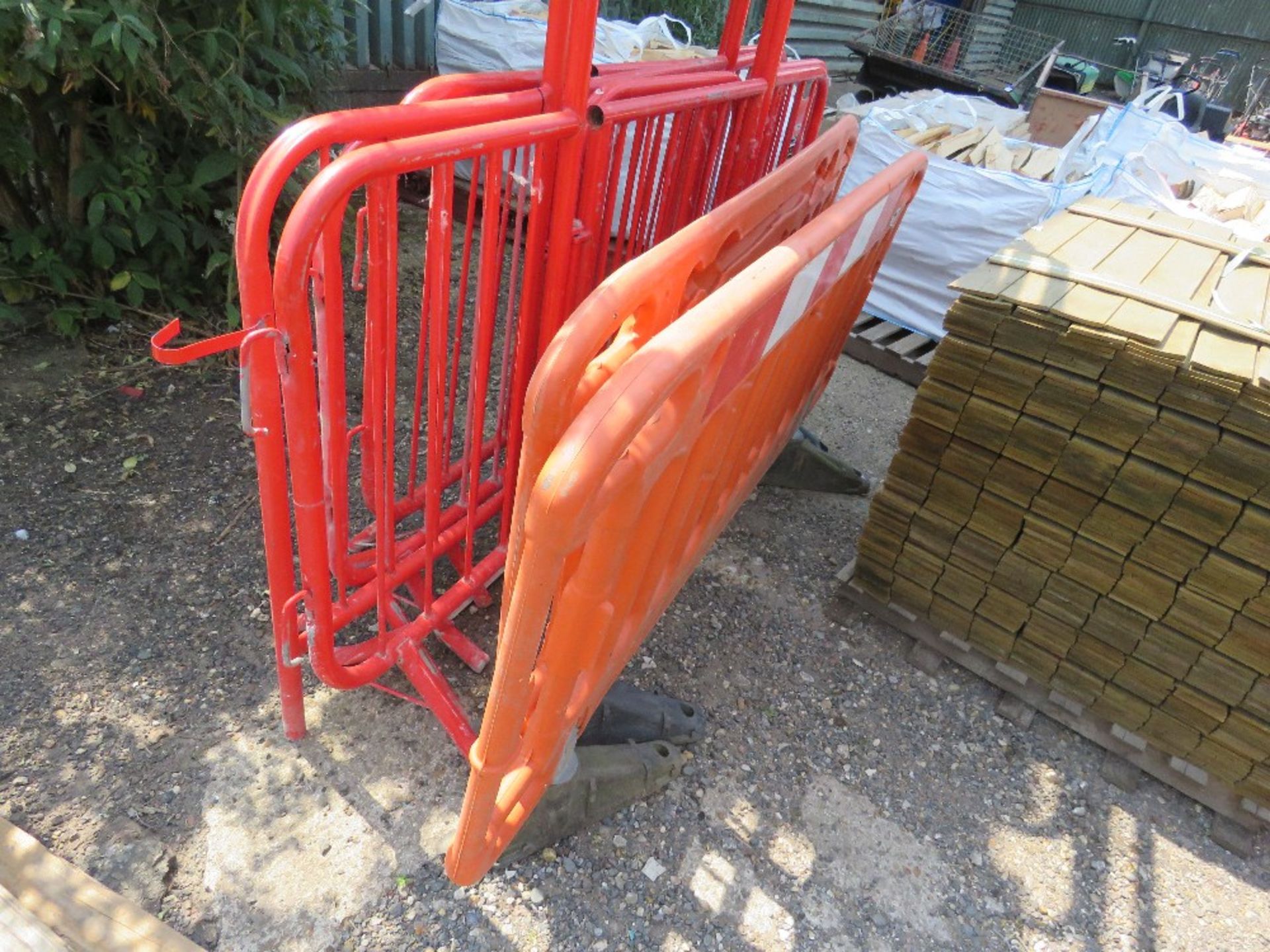 2 X PLASTIC CHAPTER 8 BARRIERS PLUS 4NO METAL PEDESTRIAN GATES. THIS LOT IS SOLD UNDER THE AUCTIO - Image 5 of 6