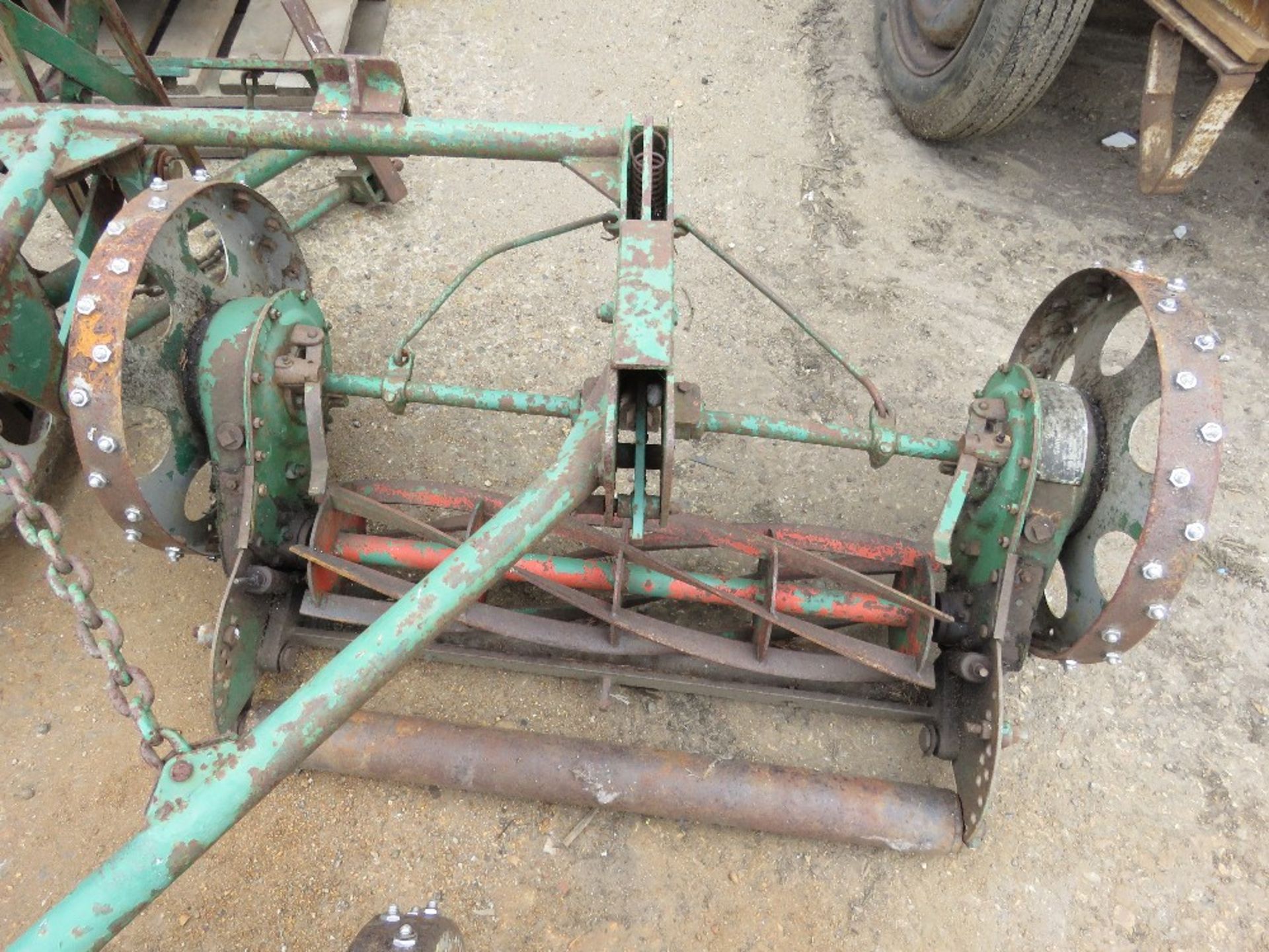 TRACTOR MOUNTED WHEEL DRIVEN TOWED GAND MOWERS 8FT WIDTH APPROX. - Image 5 of 8