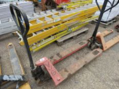 HYDRAULIC PALLET TRUCK. THIS LOT IS SOLD UNDER THE AUCTIONEERS MARGIN SCHEME, THEREFORE NO VAT WILL