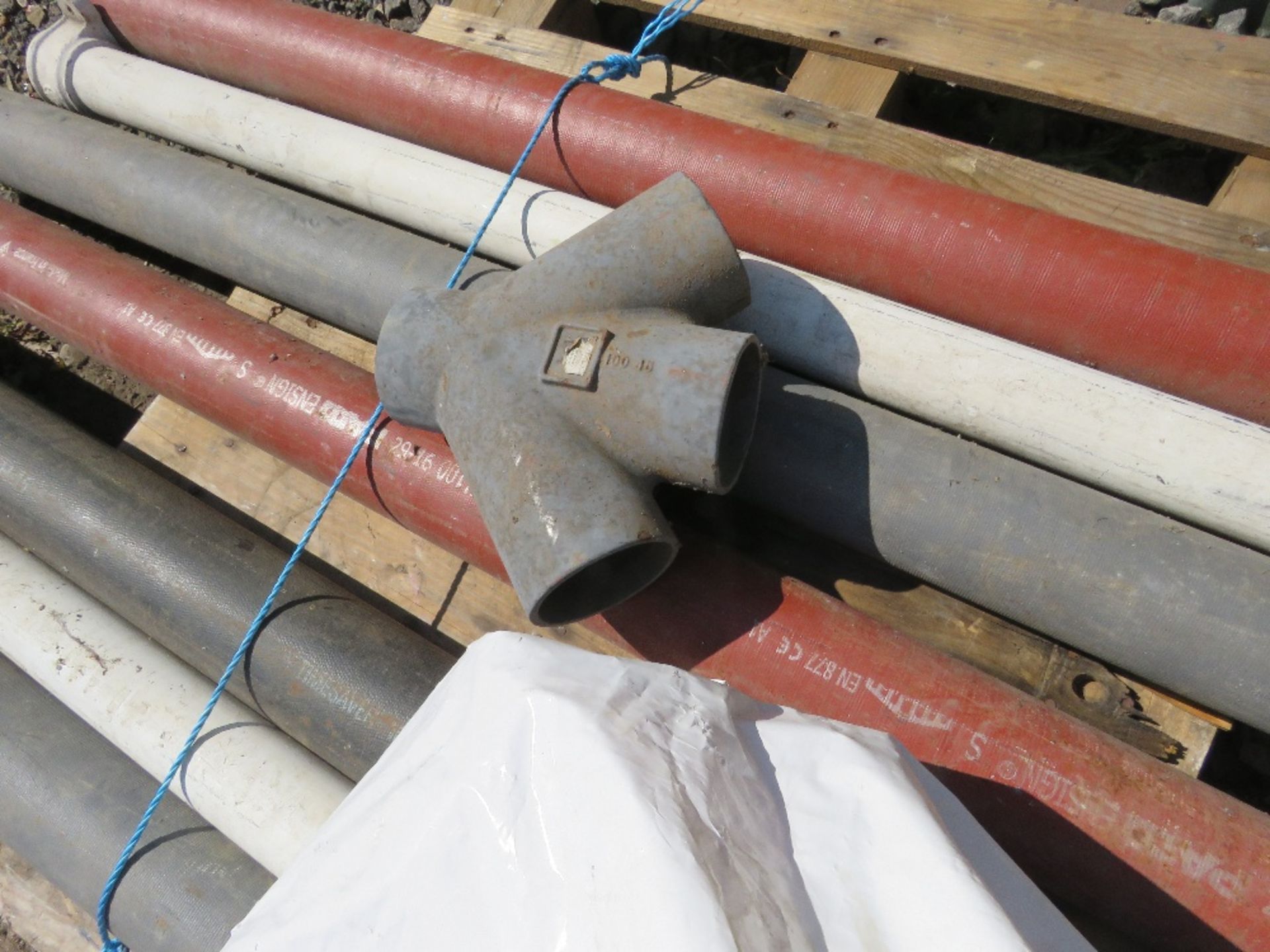 ASSORTED FIRE PROOFED PIPES PLUS FITTINGS. THIS LOT IS SOLD UNDER THE AUCTIONEERS MARGIN SCHEME, - Image 4 of 4