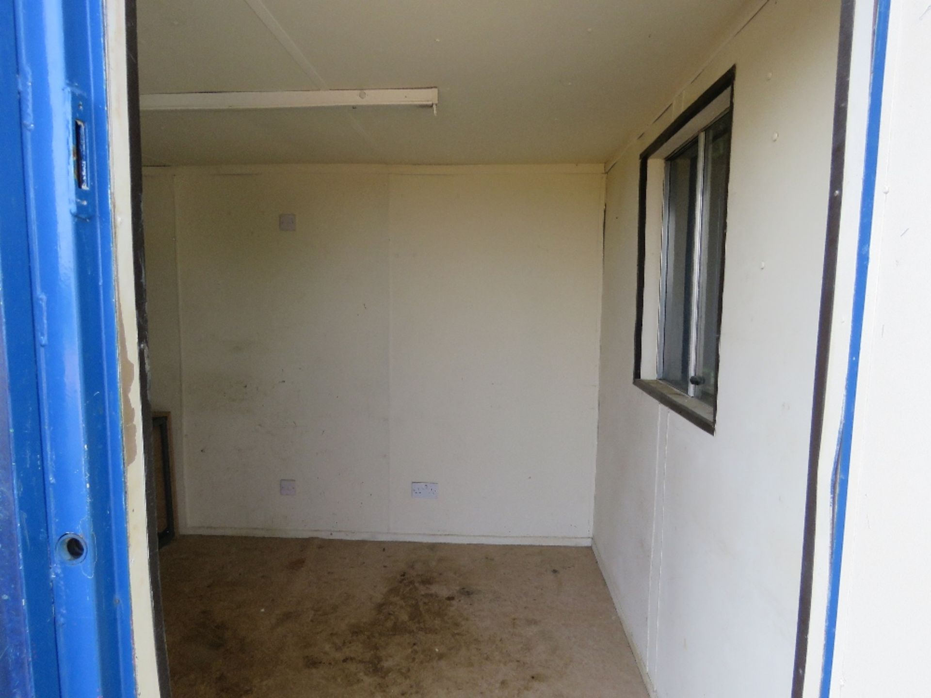 SECURE STEEL SITE OFFICE, OPEN PLAN LAYOUT. 20FT LENGTH X 9FT WIDTH APPROX. WITH KEYS, UNLOCKED. SO - Image 6 of 7