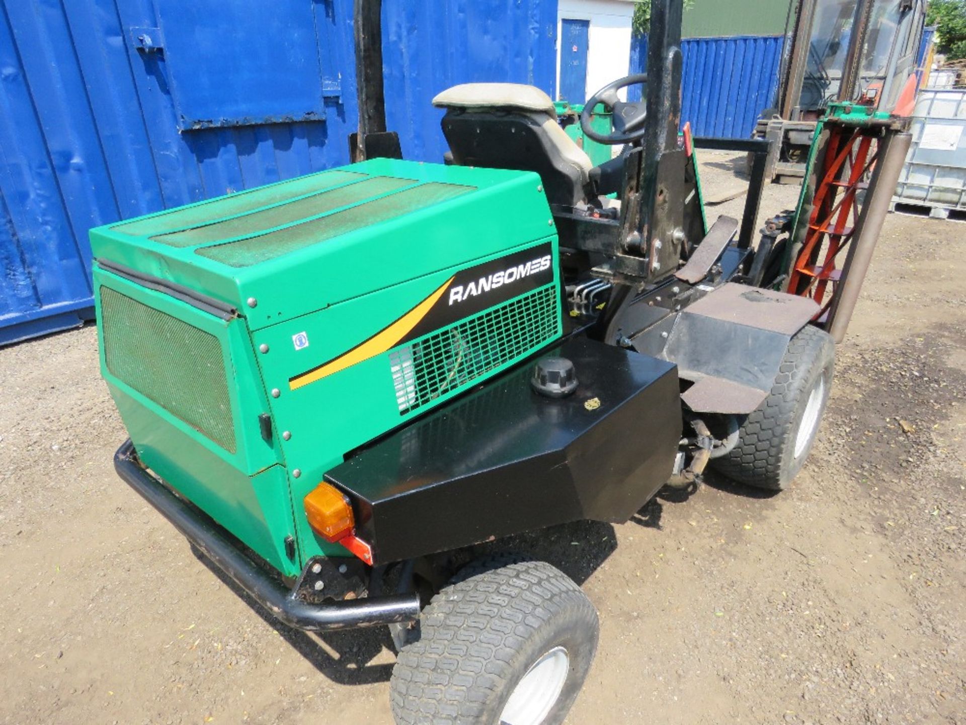 RANSOMES PARKWAY 2250+ TRIPLE RIDE ON MOWER, 4WD, MAGNA 250 HEADS FITTED. 3935 REC HOURS. DIRECT FRO - Image 5 of 12