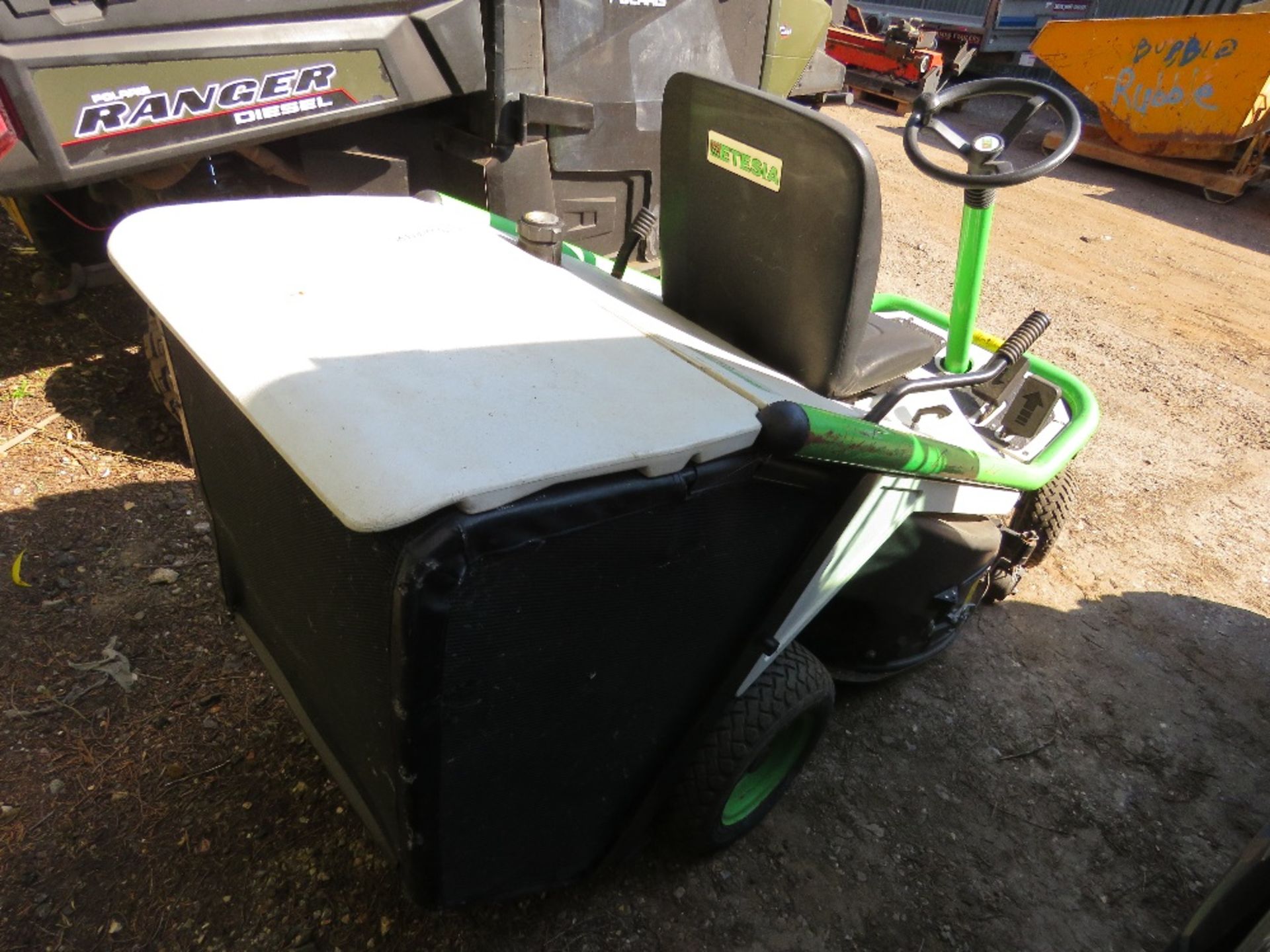 ETESIA PROFESSIONAL HYDRO RIDE ON MOWER WITH REAR COLLECTOR. WHEN TESTED WAS SEEN TO RUN AND DRIVE A - Image 5 of 9