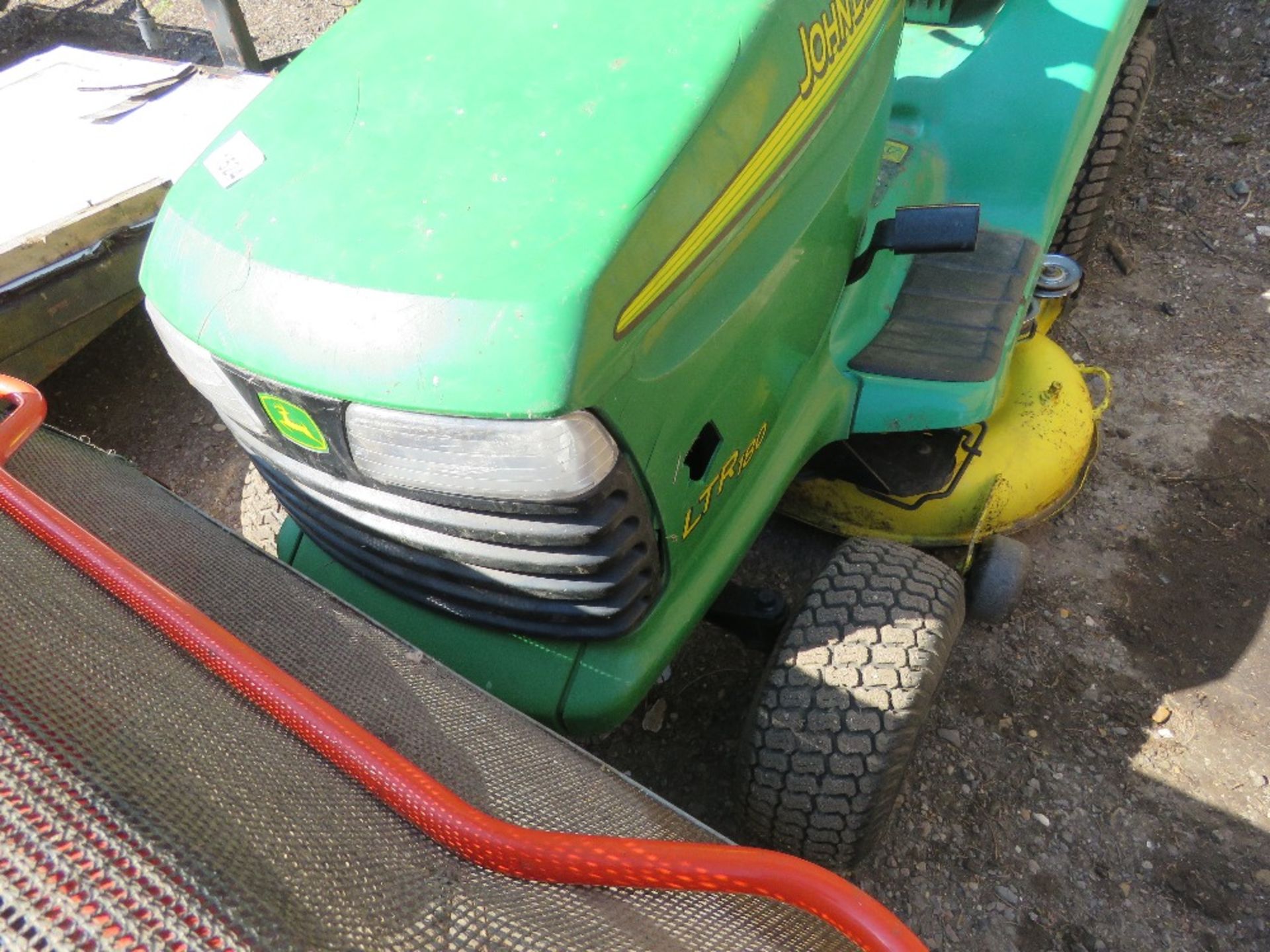 JOHN DEERE LTR180 PETROL ENGINED RIDE ON MOWER WITH COLLECTOR. WHEN TESTED WAS SEEN TO START, DRIVE, - Image 2 of 10