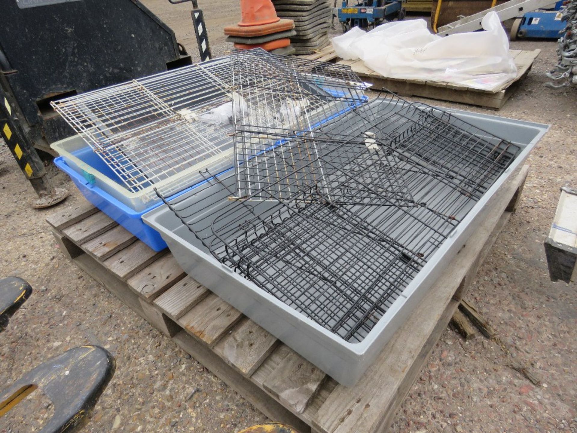 SMALL ANIMAL CAGES. - Image 2 of 4